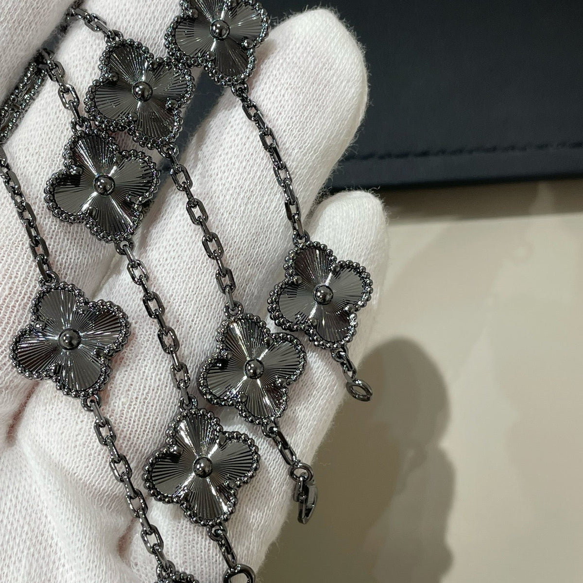 [Riva Jewelry ]CLOVER 5 MOTIF BLACK BRACELET