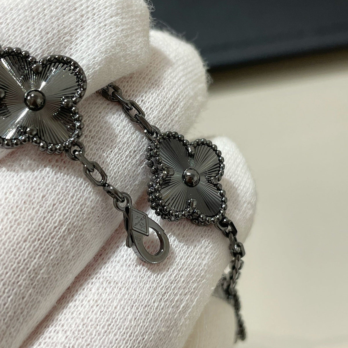 [Riva Jewelry ]CLOVER 5 MOTIF BLACK BRACELET