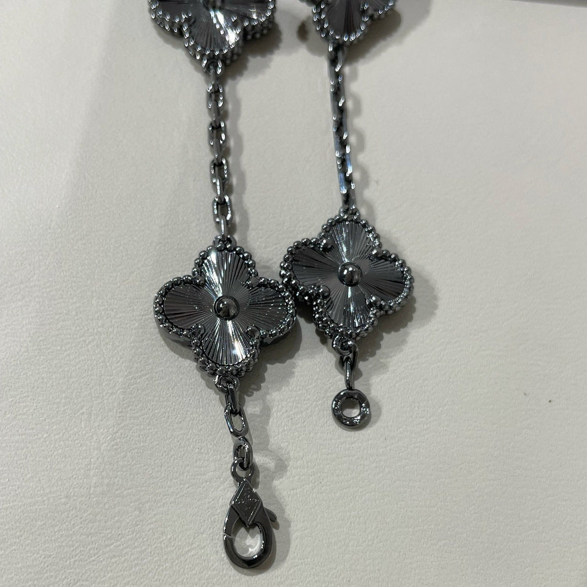 [Riva Jewelry ]CLOVER 5 MOTIF BLACK BRACELET