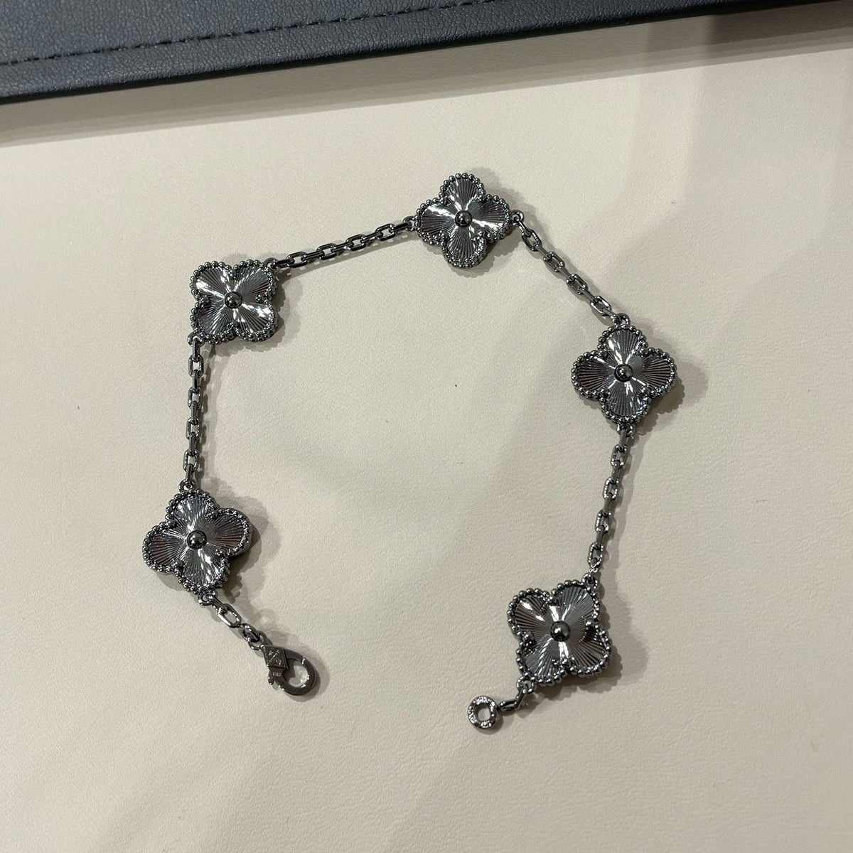 [Riva Jewelry ]CLOVER 5 MOTIF BLACK BRACELET