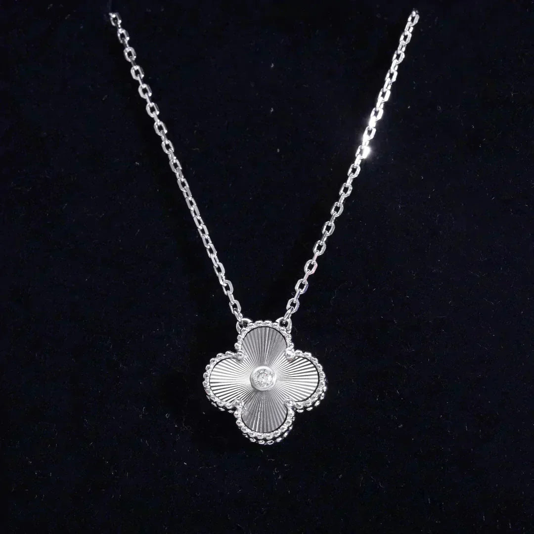 [Riva Jewelry ]CLOVER  15MM DIAMOND LASER NECKLACE SILVER