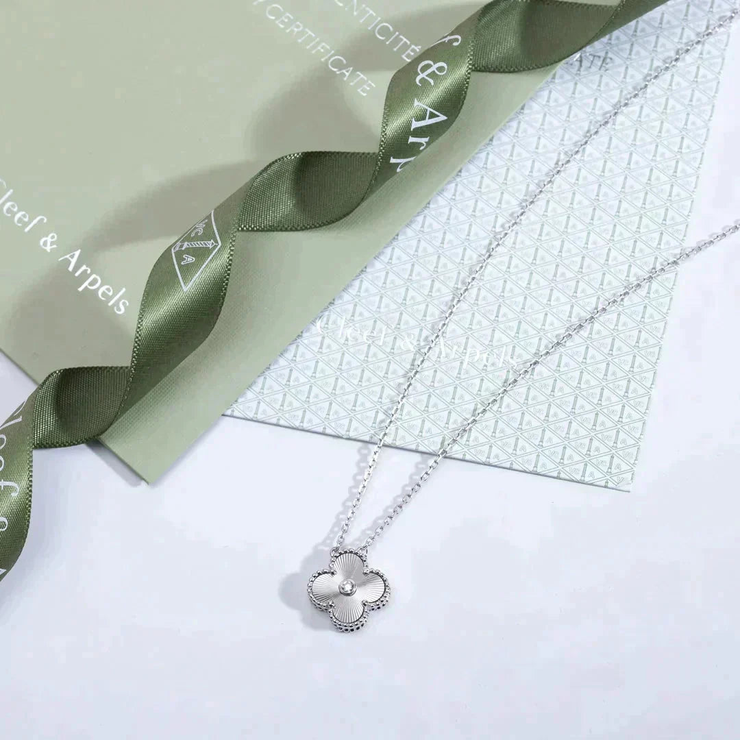[Riva Jewelry ]CLOVER  15MM DIAMOND LASER NECKLACE SILVER