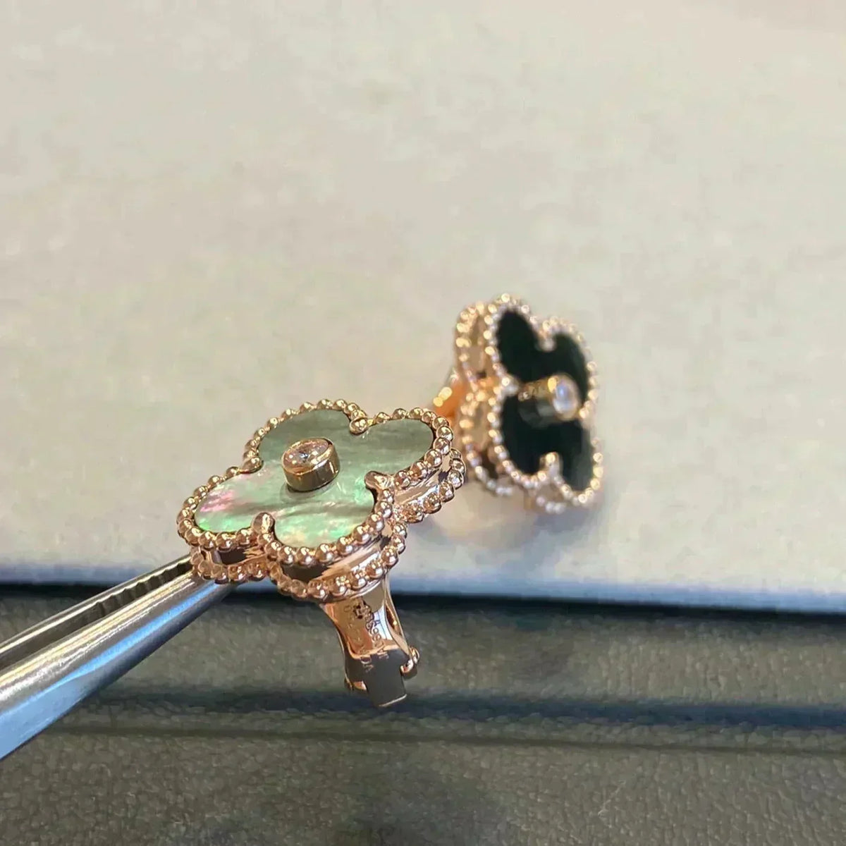 [Riva Jewelry ]CLOVER MEDIUM 1 MOTIFS GRAY MOP  DIAMOND EARRINGS