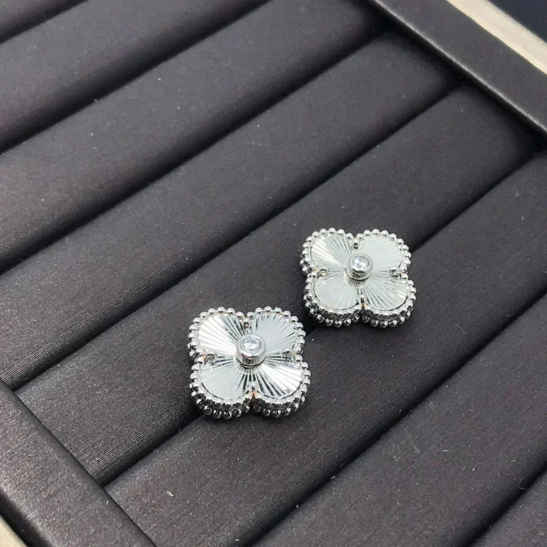 [Riva Jewelry ]CLOVER MINI 9.5MM LASER EARRINGS