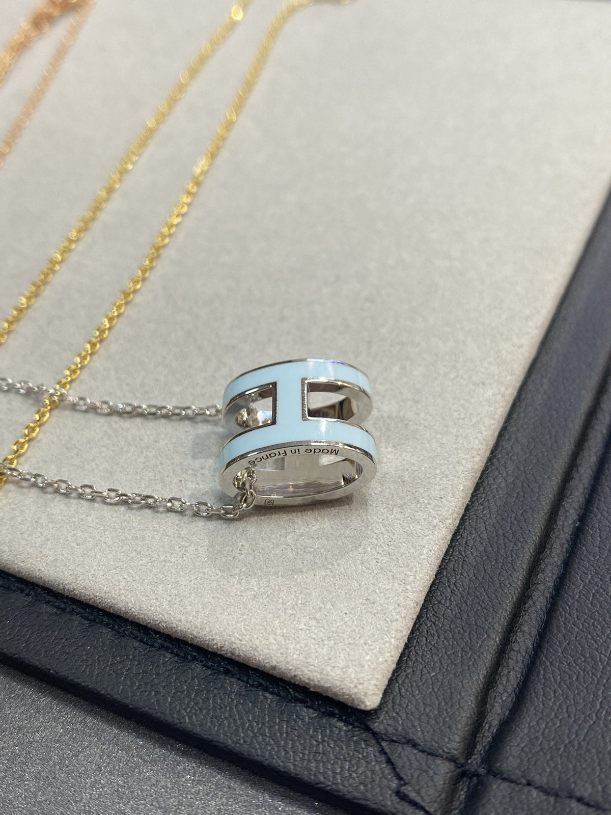 [Riva Jewelry ]POP H LIGHT BLUE NECKLACE