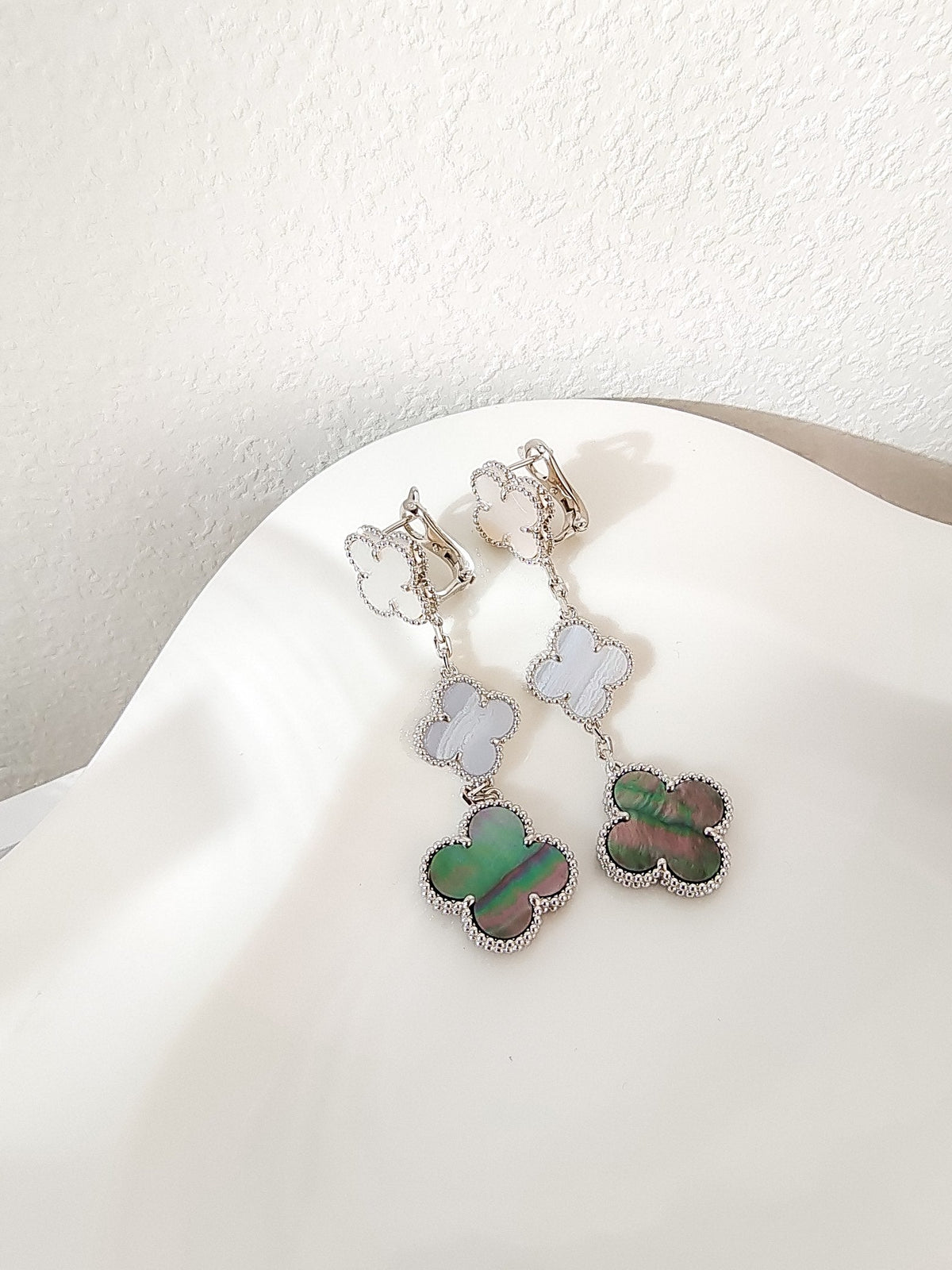 [Riva Jewelry ]CLOVER 3 MOTIFS CHALCEDONY DARK MOP SILVER EARRINGS