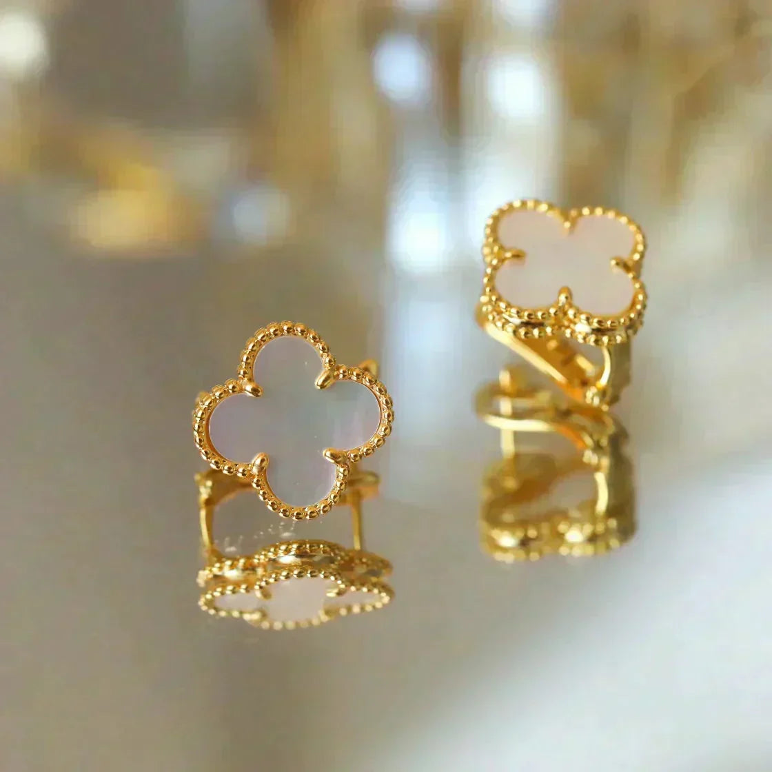 [Riva Jewelry ]CLOVER MEDIUM 1 MOTIFS  WHITE MOP STUD EARRINGS
