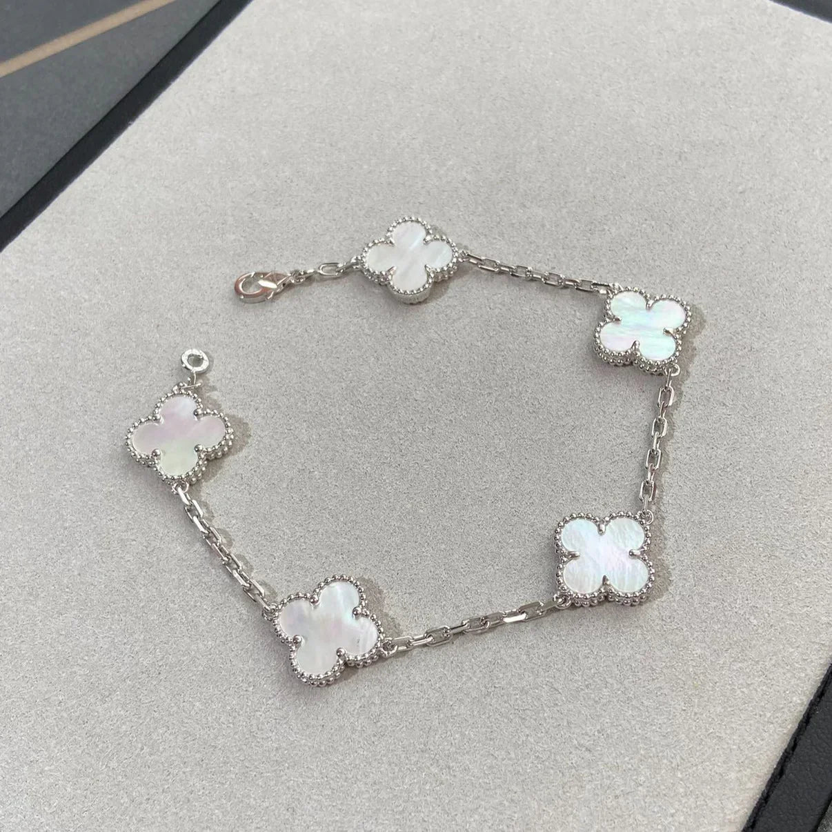 [Riva Jewelry]LUCKY CLOVER 5-MOTIF BRACELET - WHITE MOTHER-OF-PEARL COLLECTION
