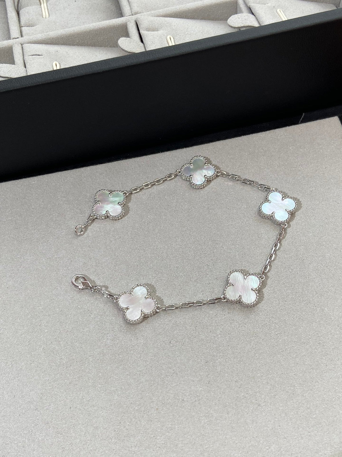[Riva Jewelry ]CLOVER WHITE PEARL MOP 5 MOTIF BRACELET COLLECTION