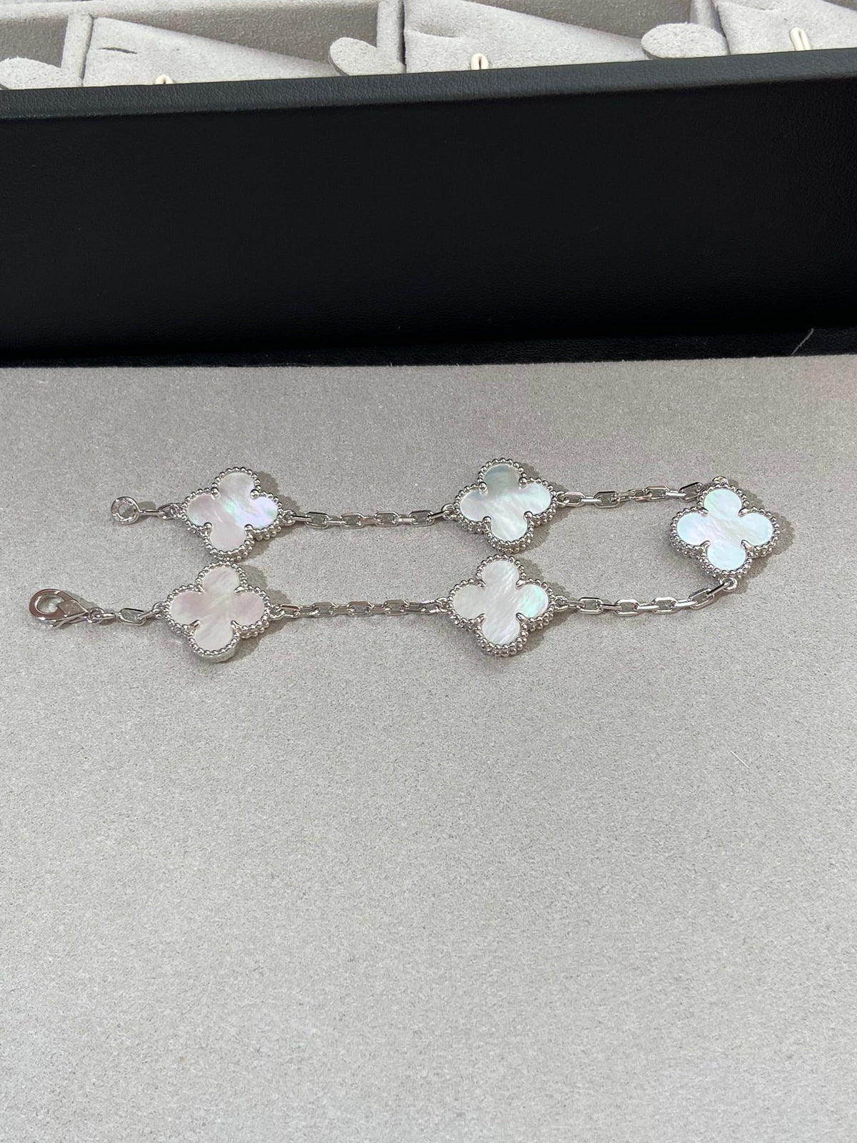 [Riva Jewelry ]CLOVER WHITE PEARL MOP 5 MOTIF BRACELET COLLECTION