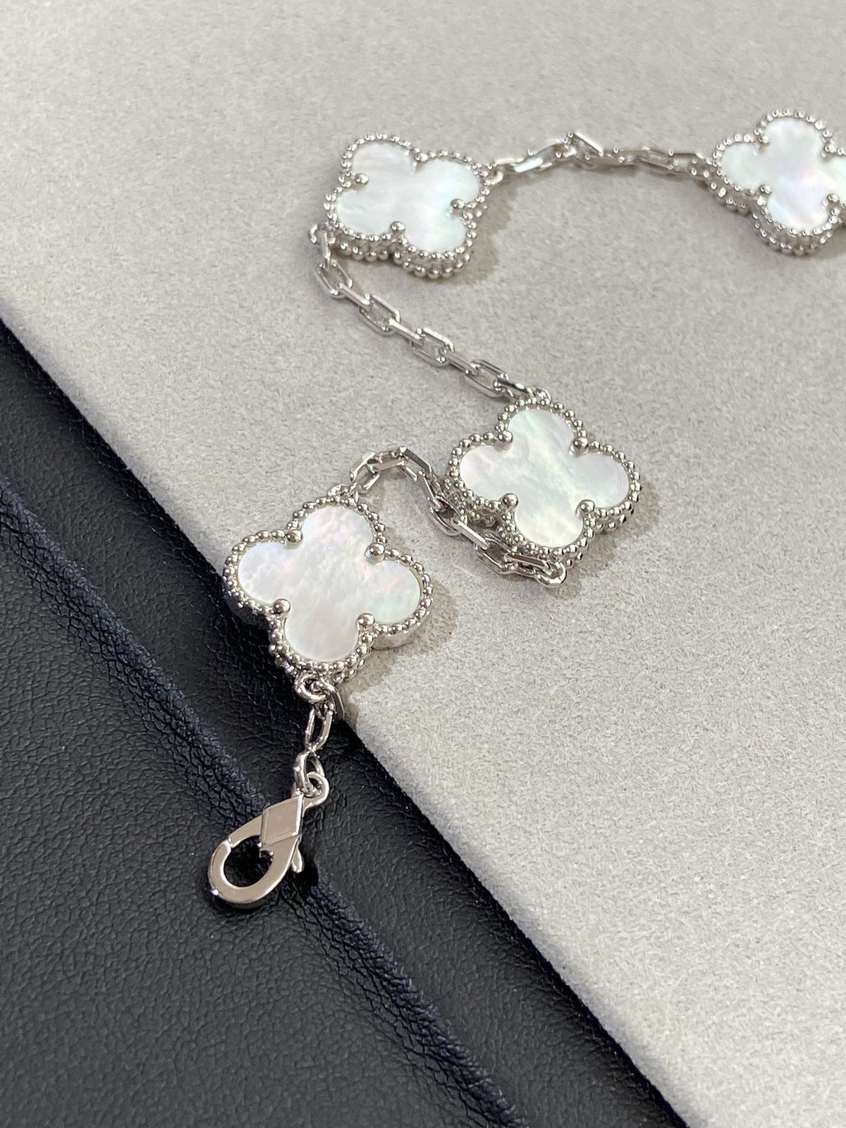 [Riva Jewelry ]CLOVER WHITE PEARL MOP 5 MOTIF BRACELET COLLECTION