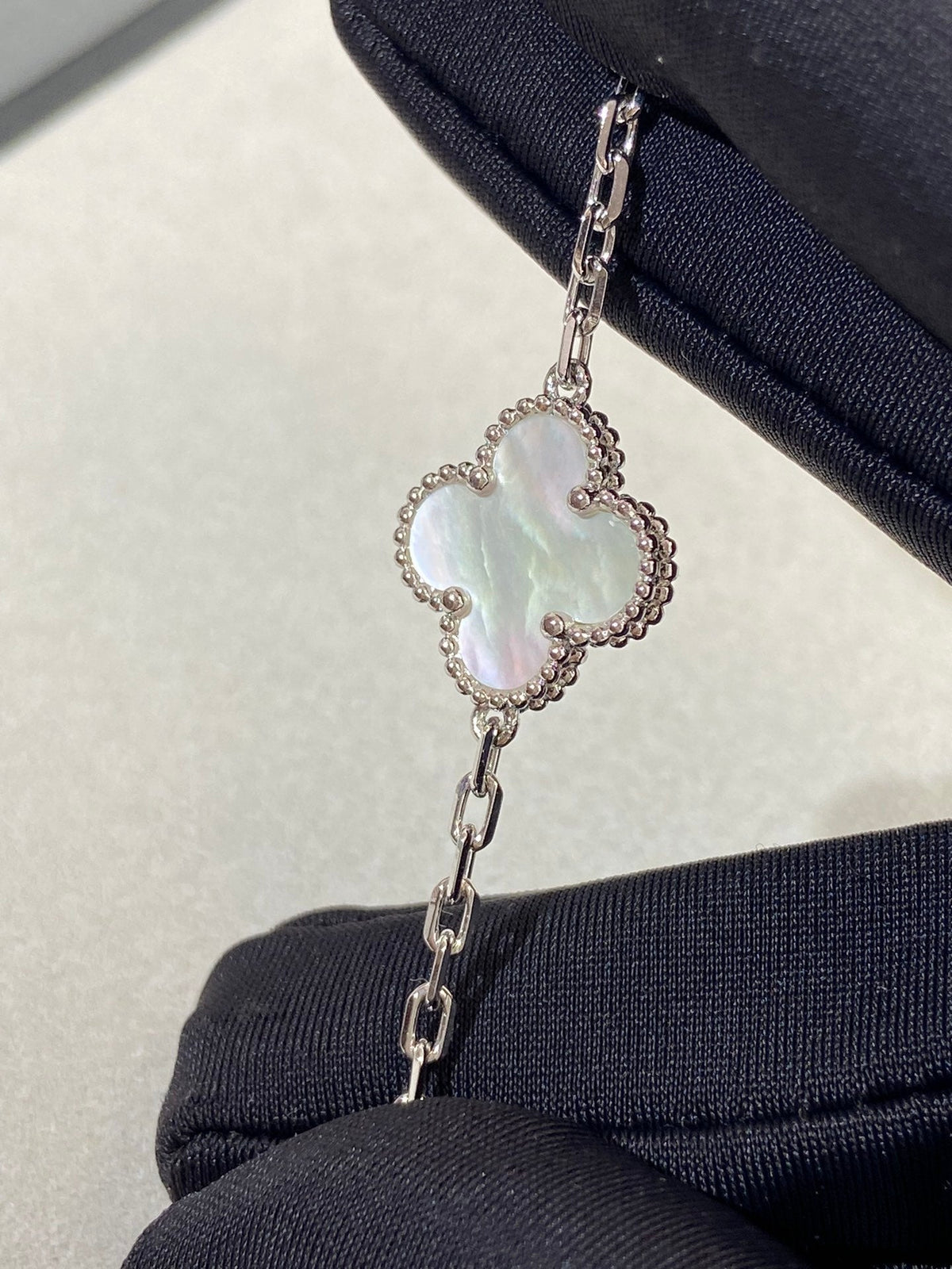 [Riva Jewelry ]CLOVER WHITE PEARL MOP 5 MOTIF BRACELET COLLECTION