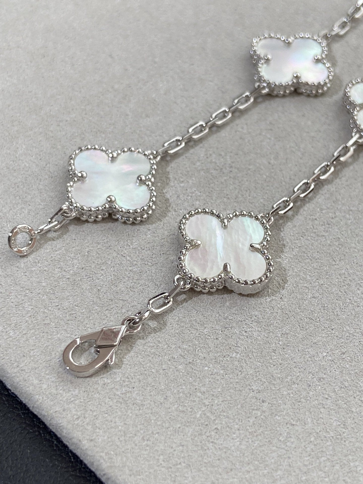 [Riva Jewelry ]CLOVER WHITE PEARL MOP 5 MOTIF BRACELET COLLECTION