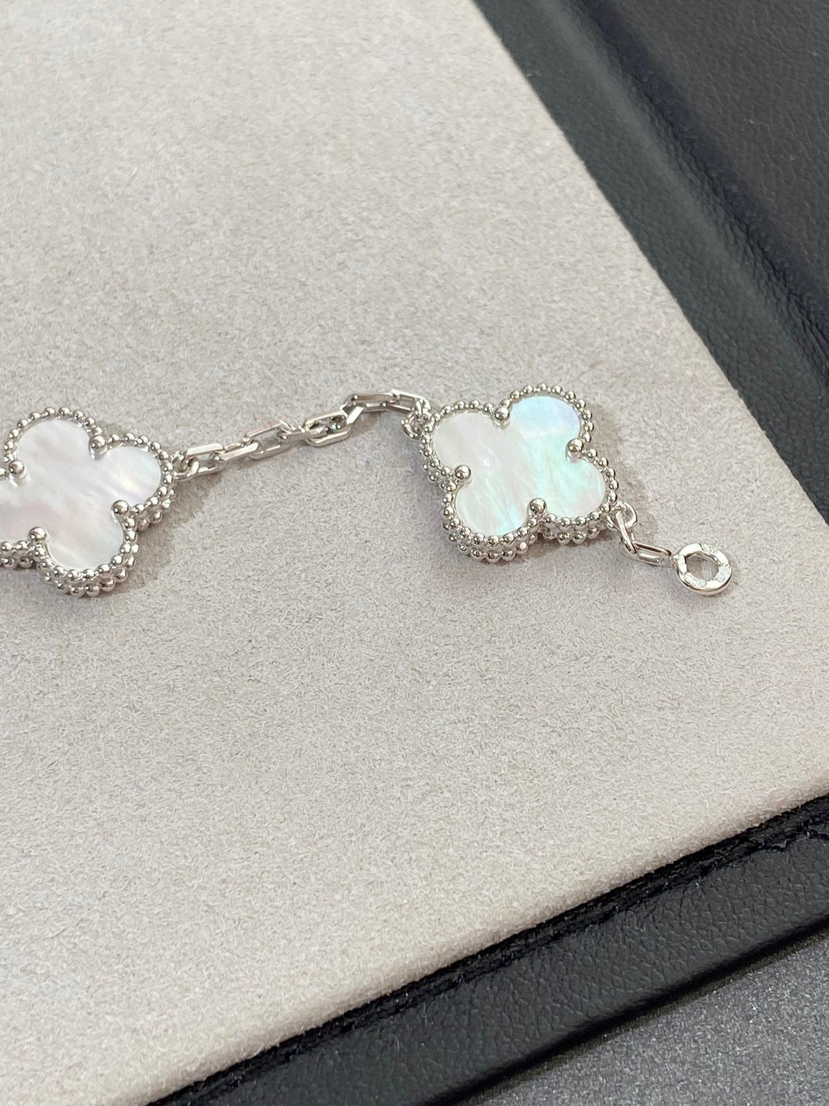 [Riva Jewelry ]CLOVER WHITE PEARL MOP 5 MOTIF BRACELET COLLECTION