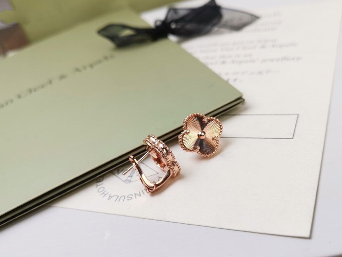 [Riva Jewelry ]CLOVER MEDIUM STUD EARRINGS