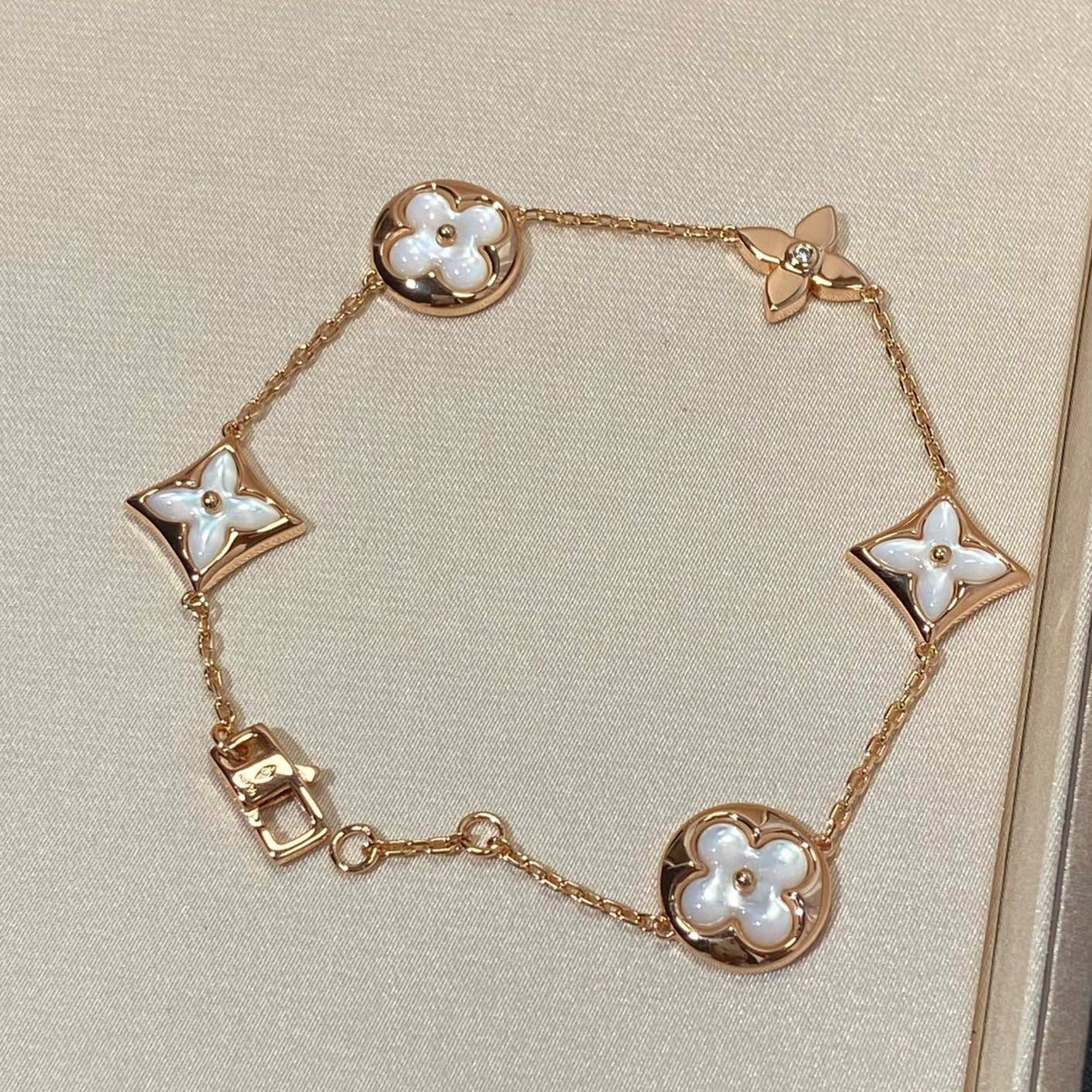 [Riva Jewelry]STERN- UND SONNENARMBAND MIT 5 MOTIVEN AUS MOP ROSÉGOLD