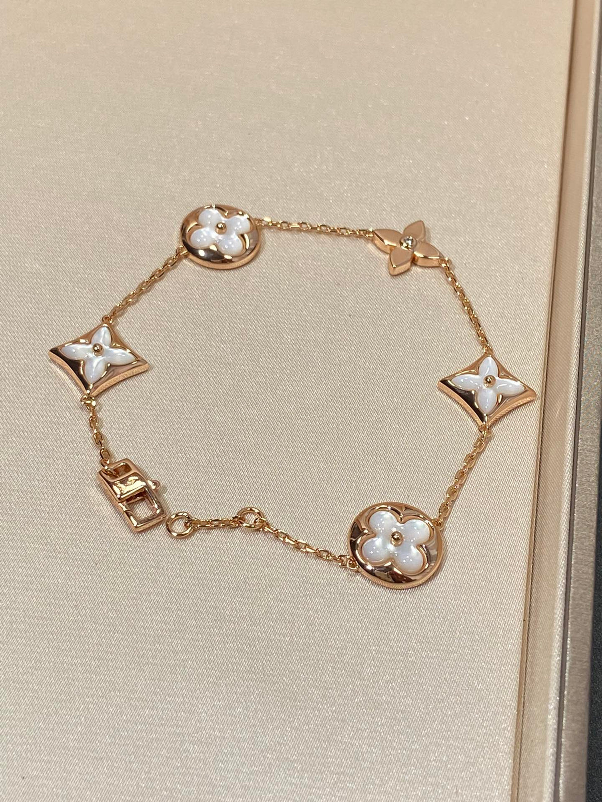 [Riva Jewelry ]STAR AND SUN 5 MOTIF MOP PINK GOLD BRACELET