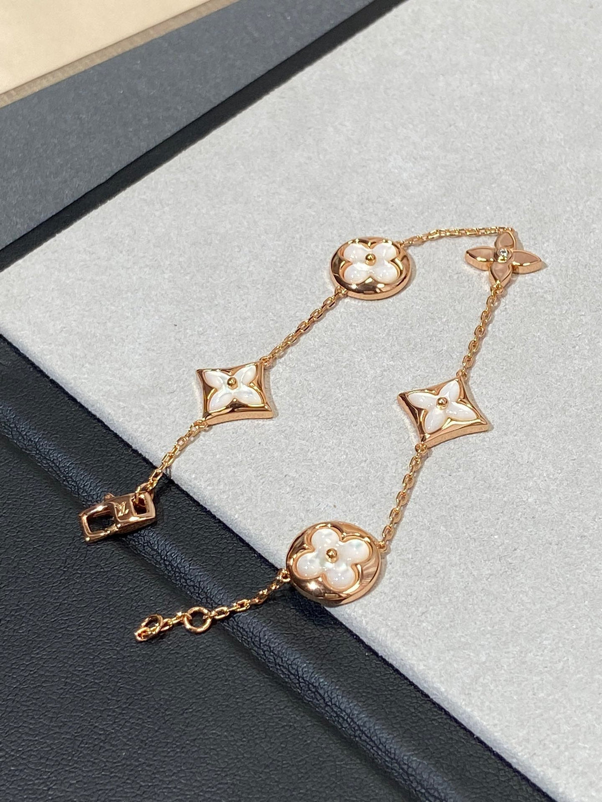 [Riva Jewelry ]STAR AND SUN 5 MOTIF MOP PINK GOLD BRACELET