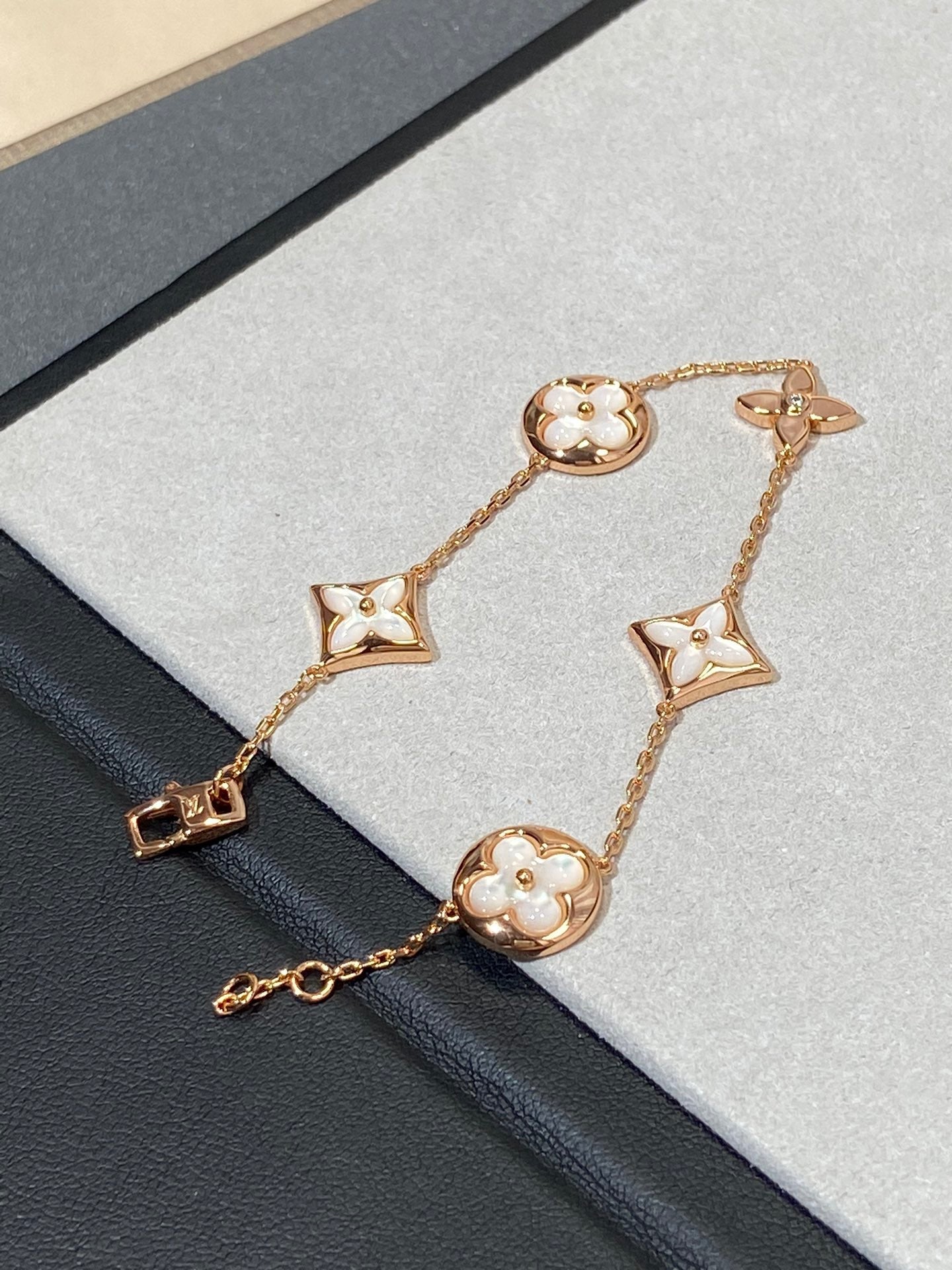 [Riva Jewelry]STERN- UND SONNENARMBAND MIT 5 MOTIVEN AUS MOP ROSÉGOLD