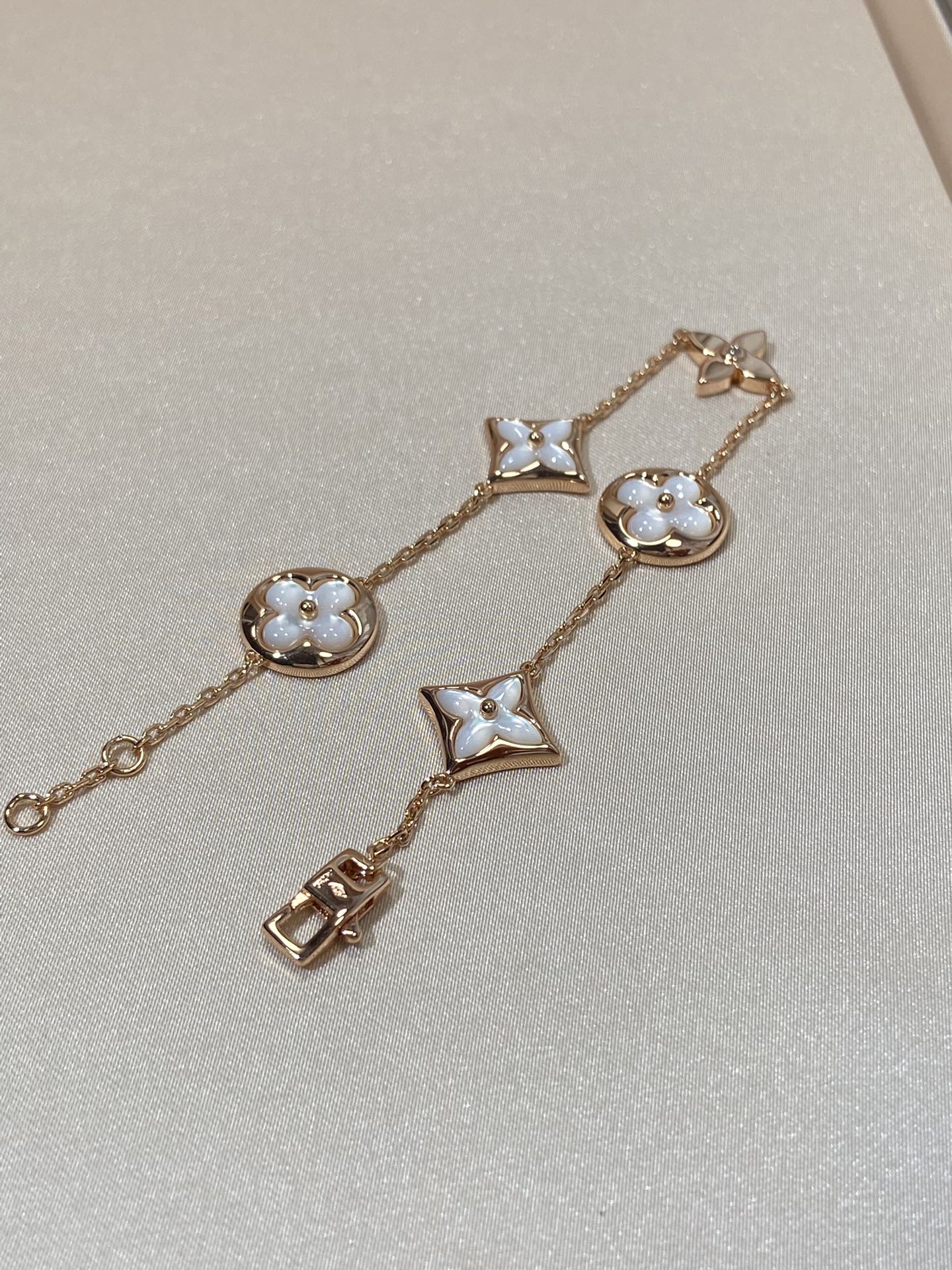 [Riva Jewelry]STERN- UND SONNENARMBAND MIT 5 MOTIVEN AUS MOP ROSÉGOLD