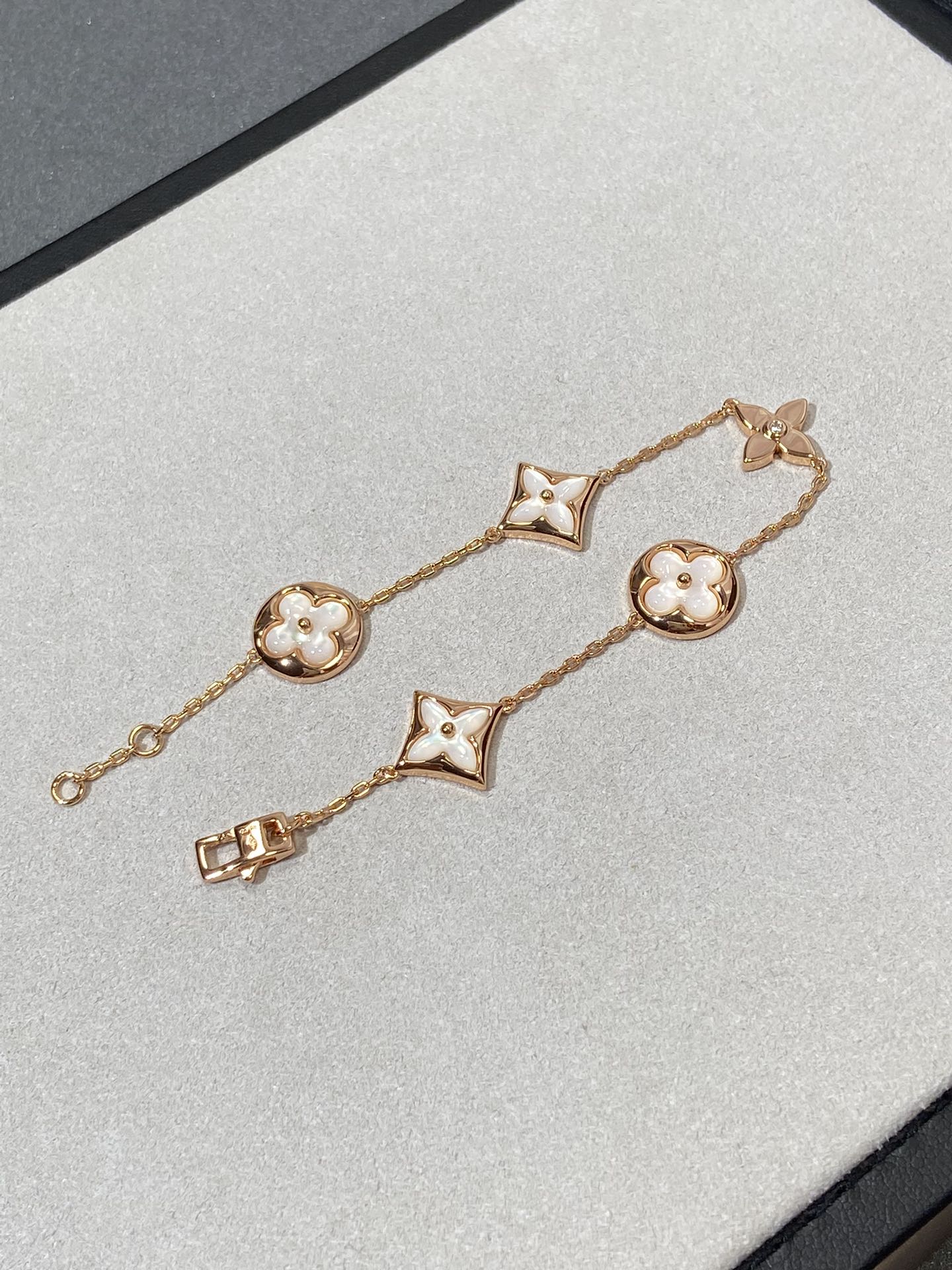 [Riva Jewelry]STERN- UND SONNENARMBAND MIT 5 MOTIVEN AUS MOP ROSÉGOLD