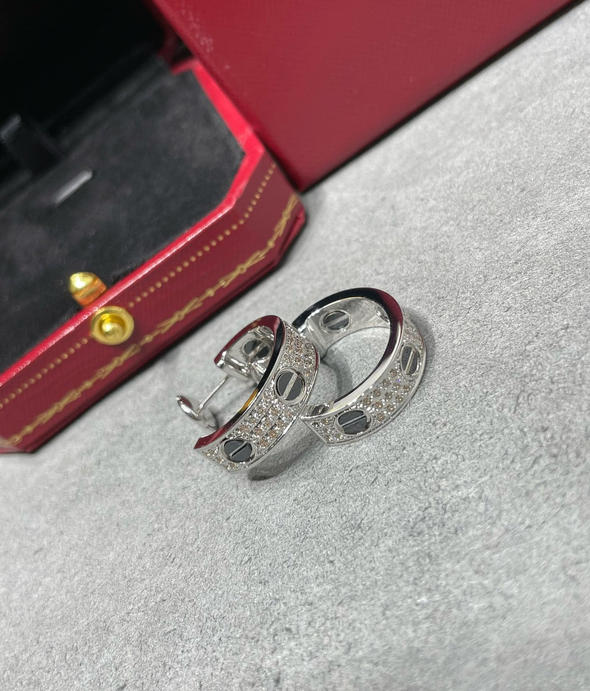 [Riva Jewelry ]LOVE CERAMIC DIAMOND PAVED SILVER EARRINGS