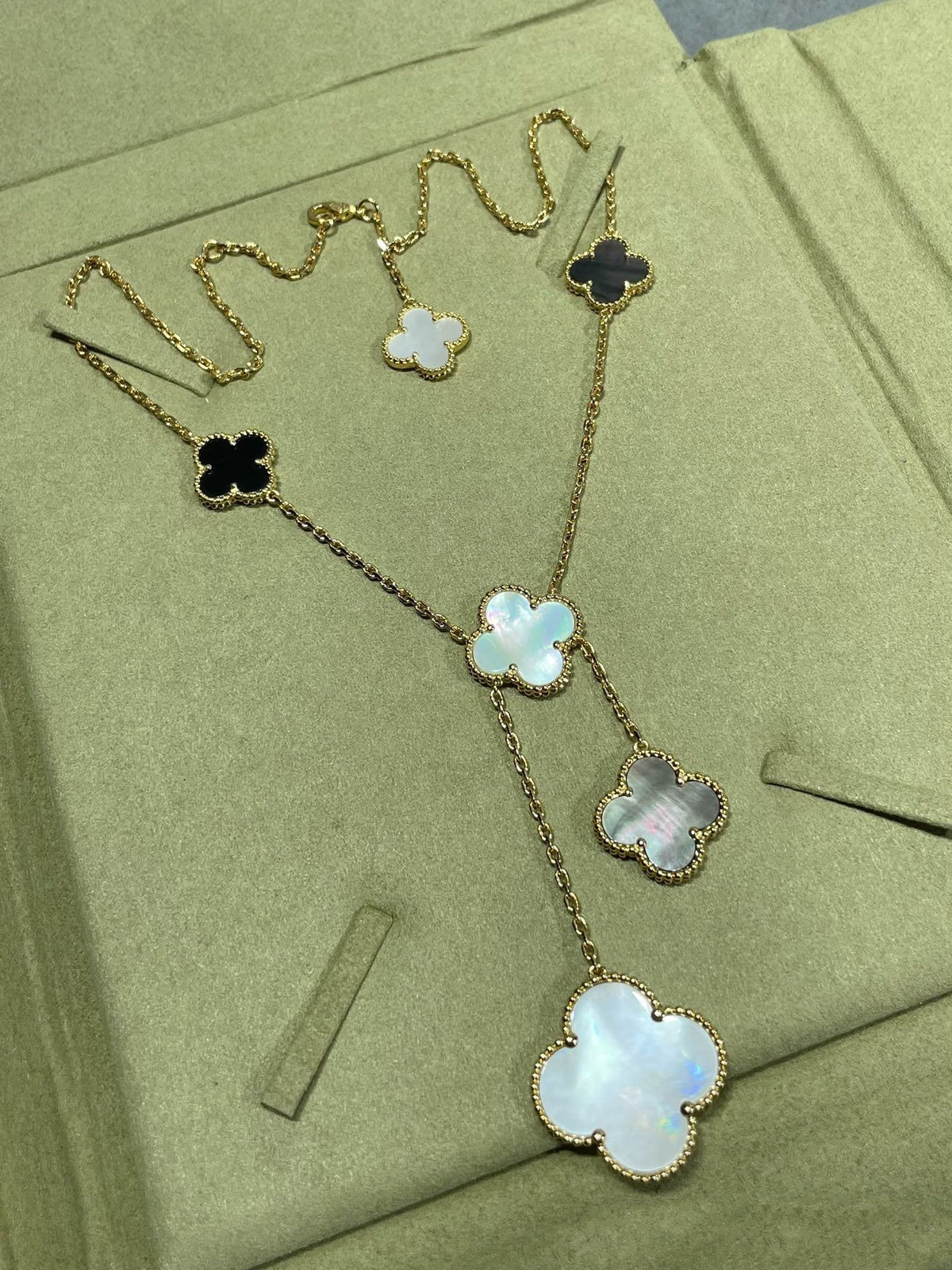 [Riva Jewelry ]CLOVER 6 MOTIF MOP ONYX GOLD NECKLACE