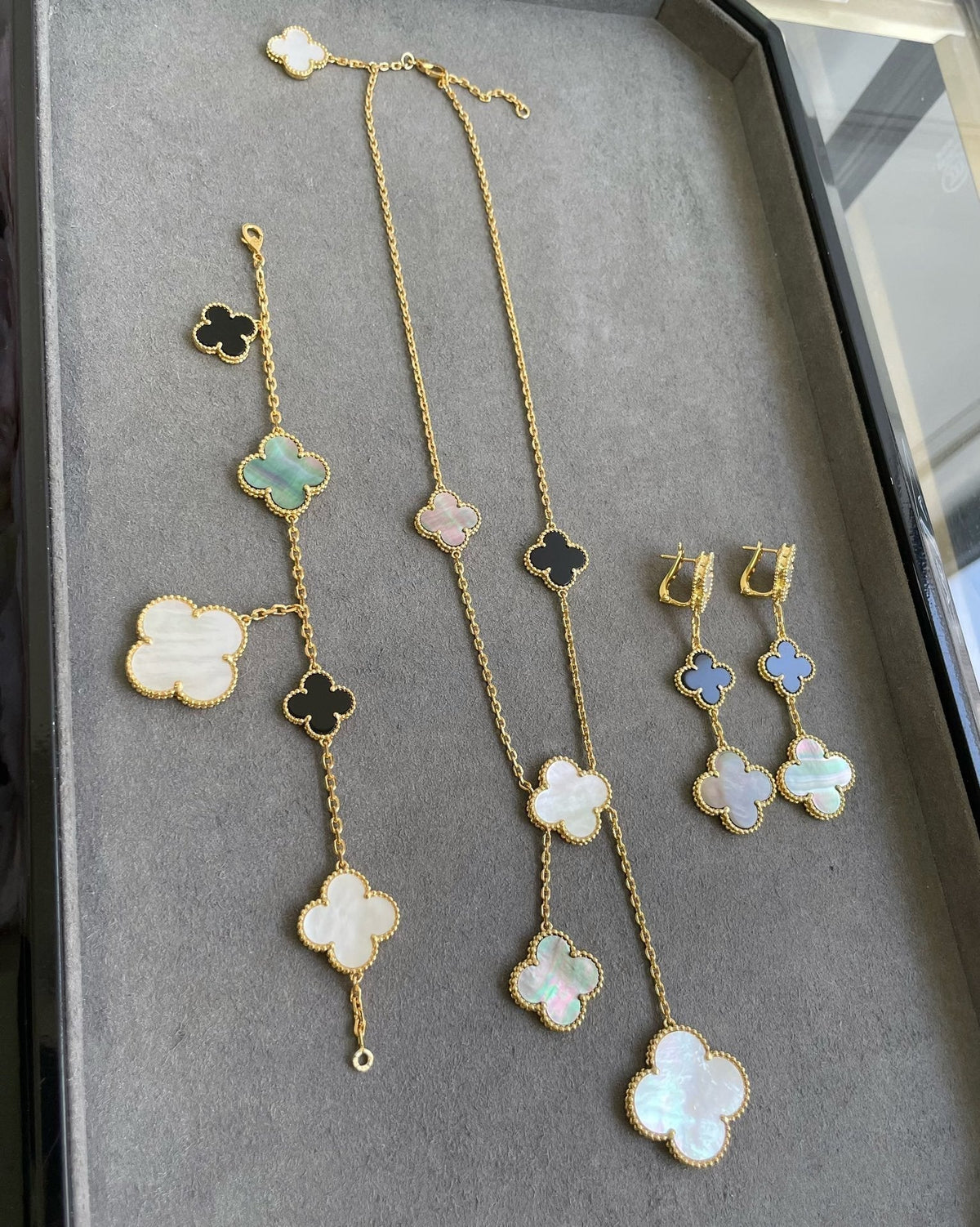 [Riva Jewelry ]CLOVER 3 MOTIF MOP ONYX DARK MOP PINK GOLD EARRINGS
