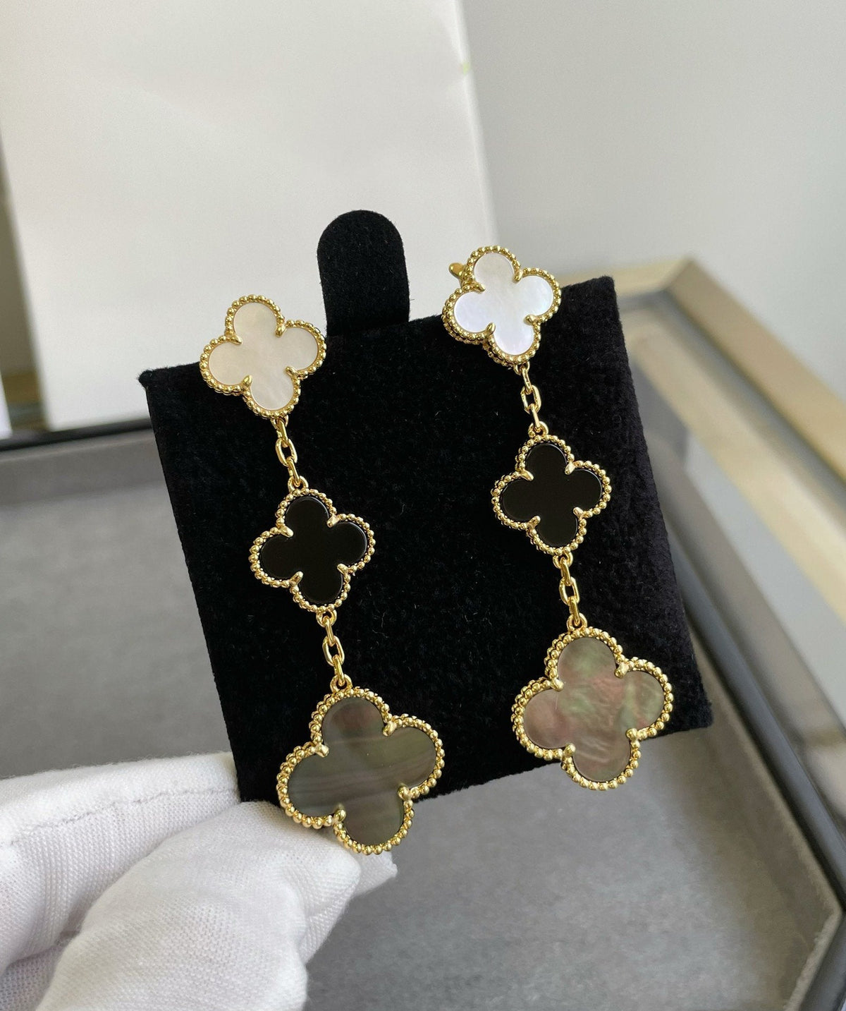 [Riva Jewelry ]CLOVER 3 MOTIF MOP ONYX DARK MOP PINK GOLD EARRINGS