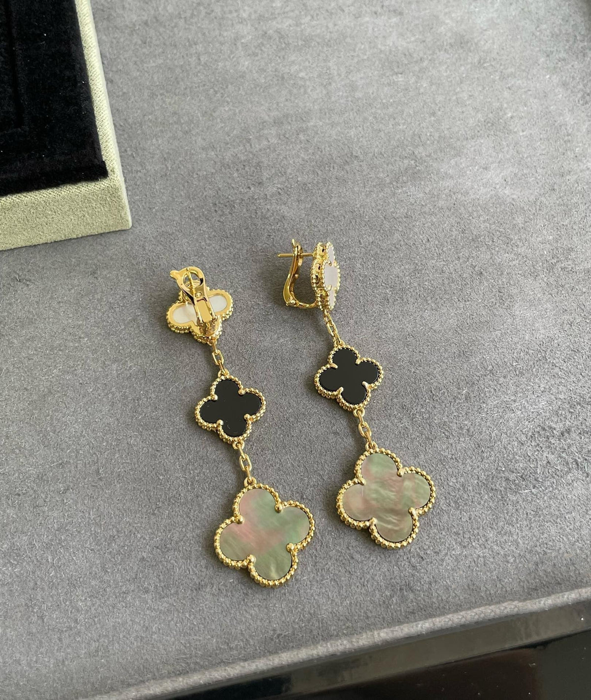 [Riva Jewelry ]CLOVER 3 MOTIF MOP ONYX DARK MOP PINK GOLD EARRINGS