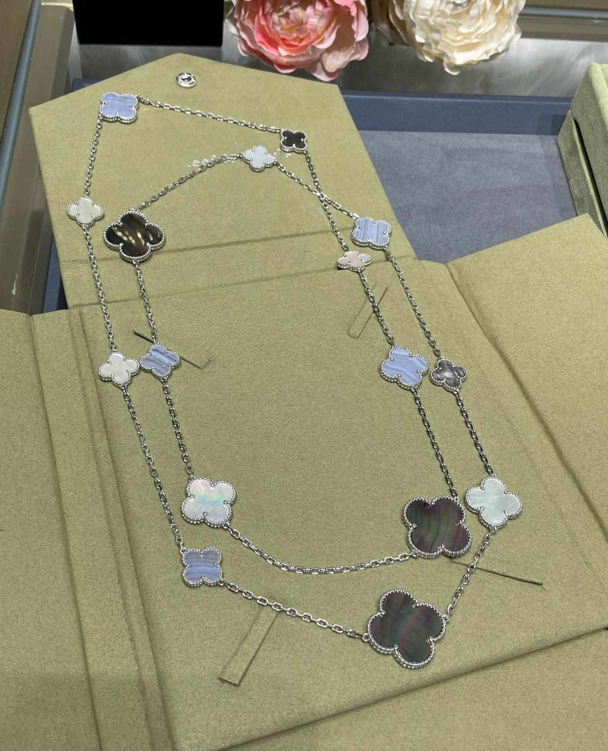 [Riva Jewelry ]CLOVER 16 MOTIF CHALCEDONY MOP SILVER NECKLACE