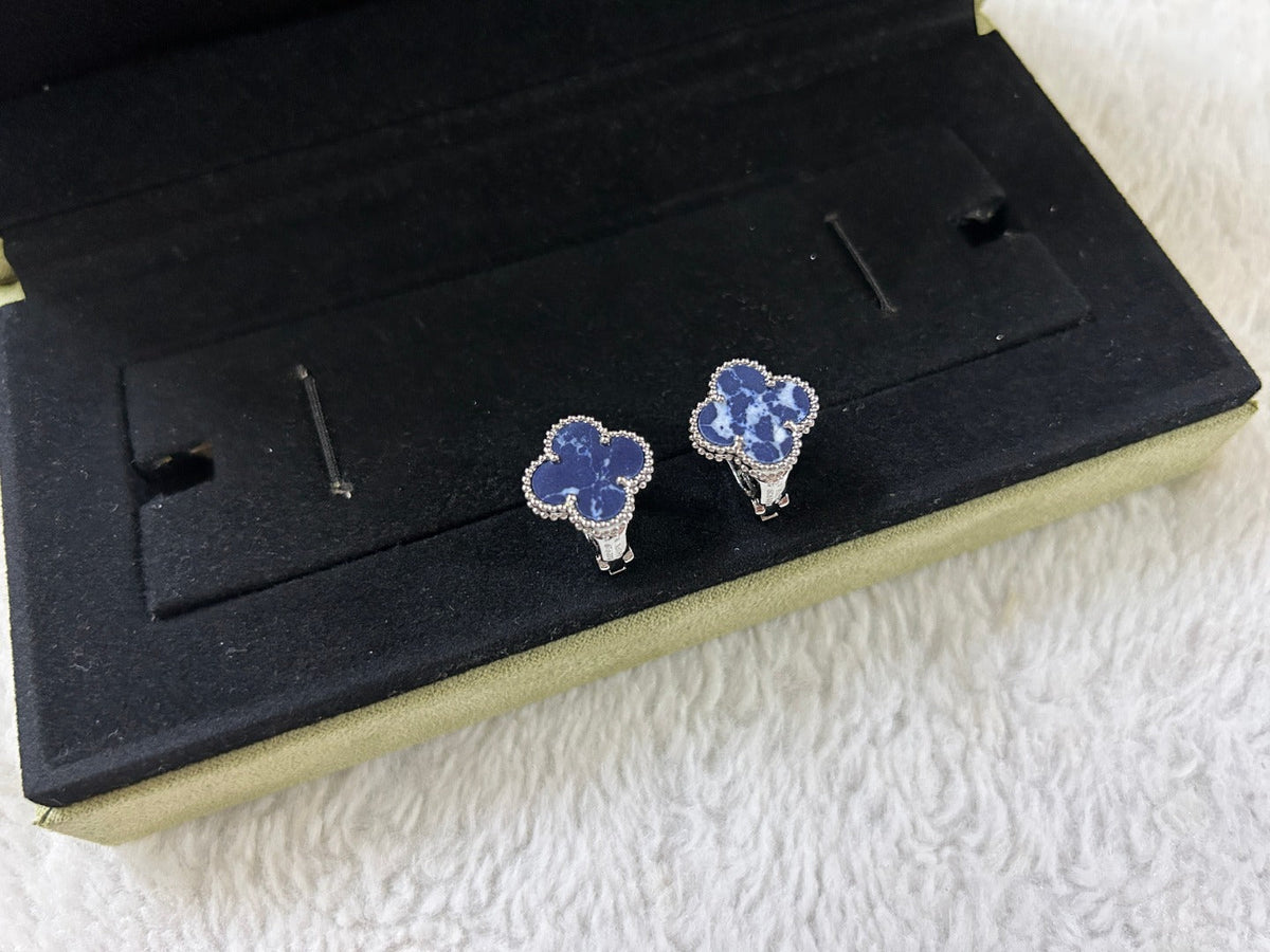 [Riva Jewelry ]CLOVER PIETERSITE MEDIUM STUD EARRINGS