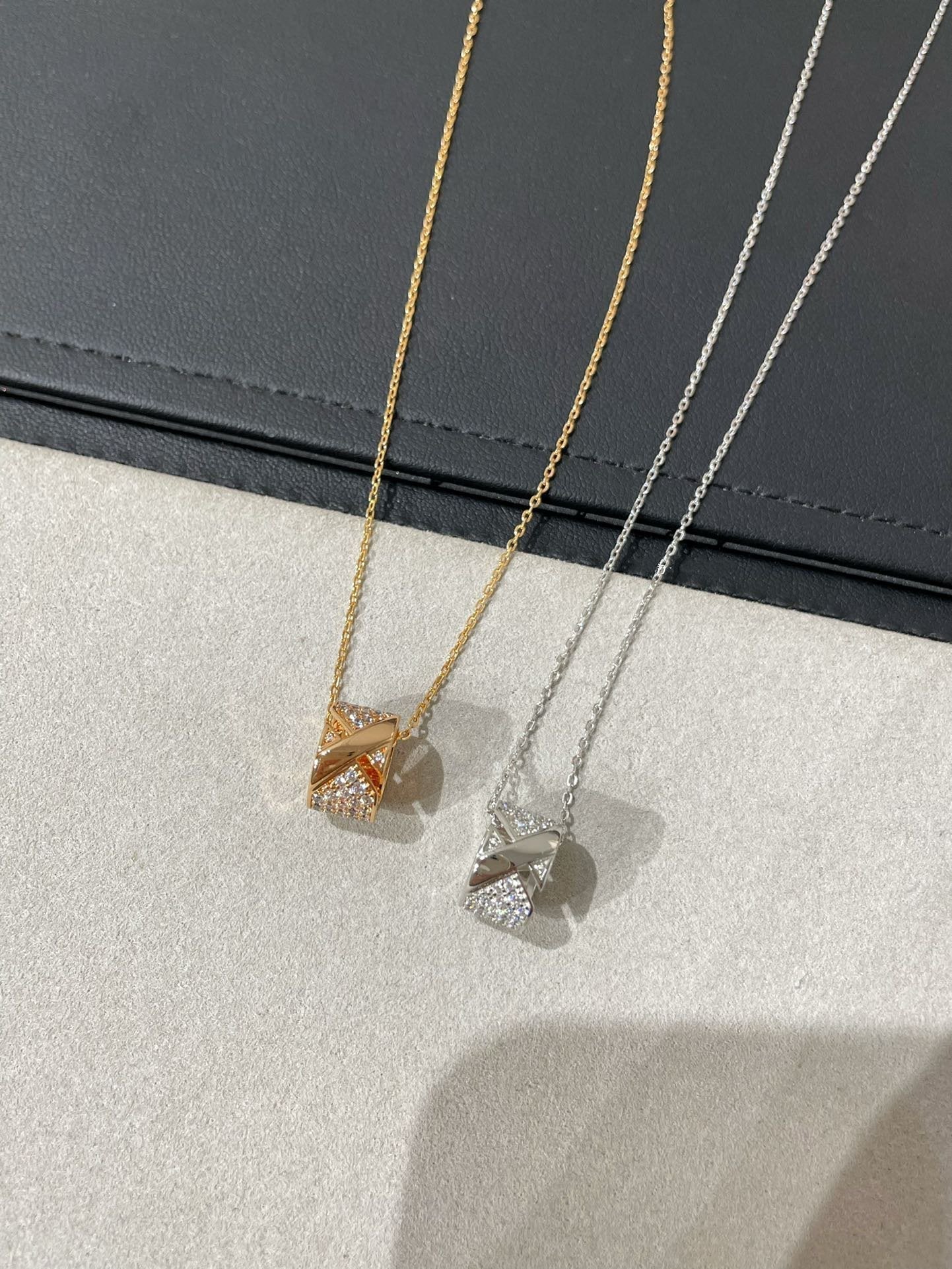 [Riva Jewelry]LIENS EVIDENCE DIAMOND PAVED HALSKETTE