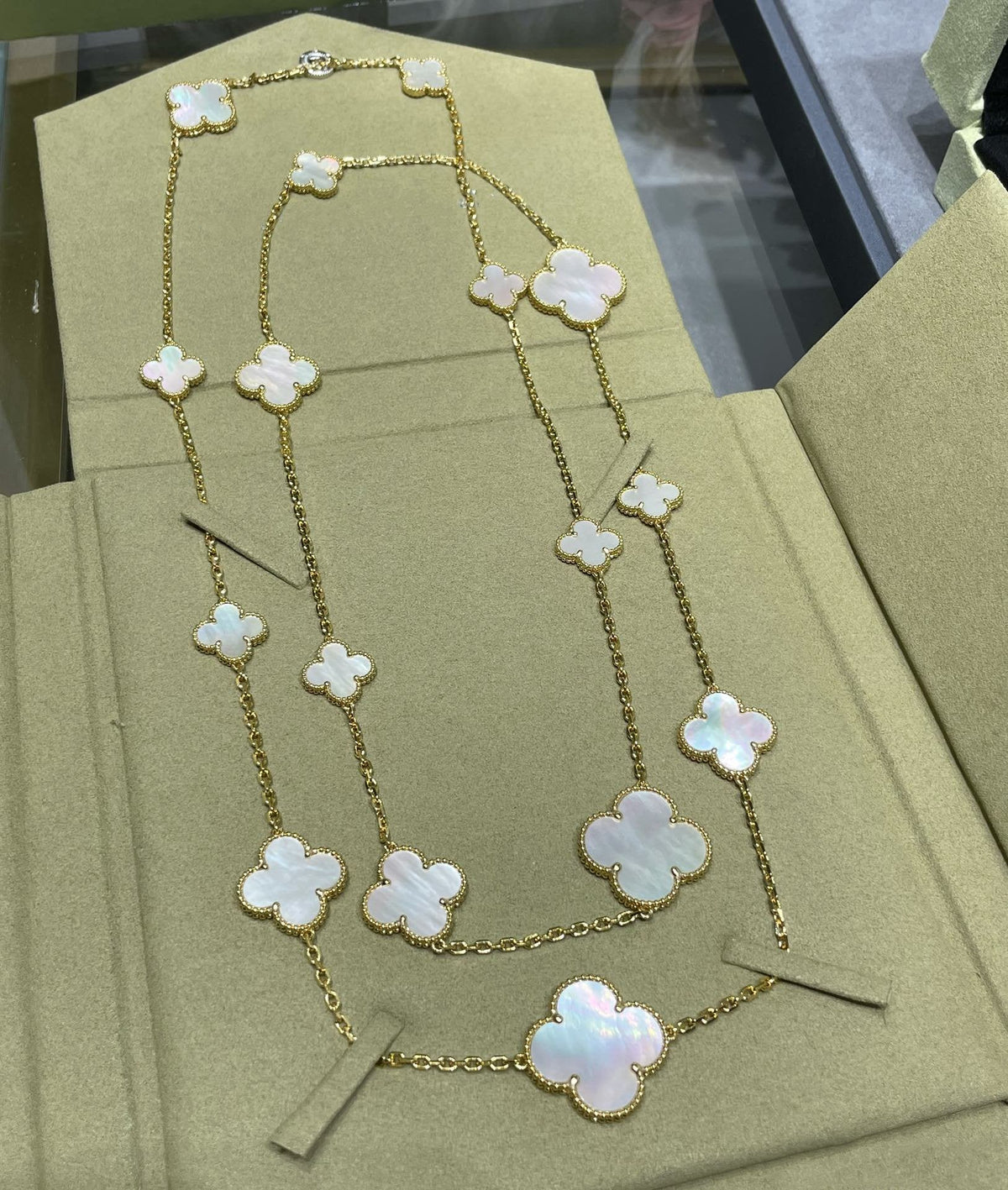 [Riva Jewelry ]CLOVER 16 MOTIF WHITE MOP GOLD NECKLACE