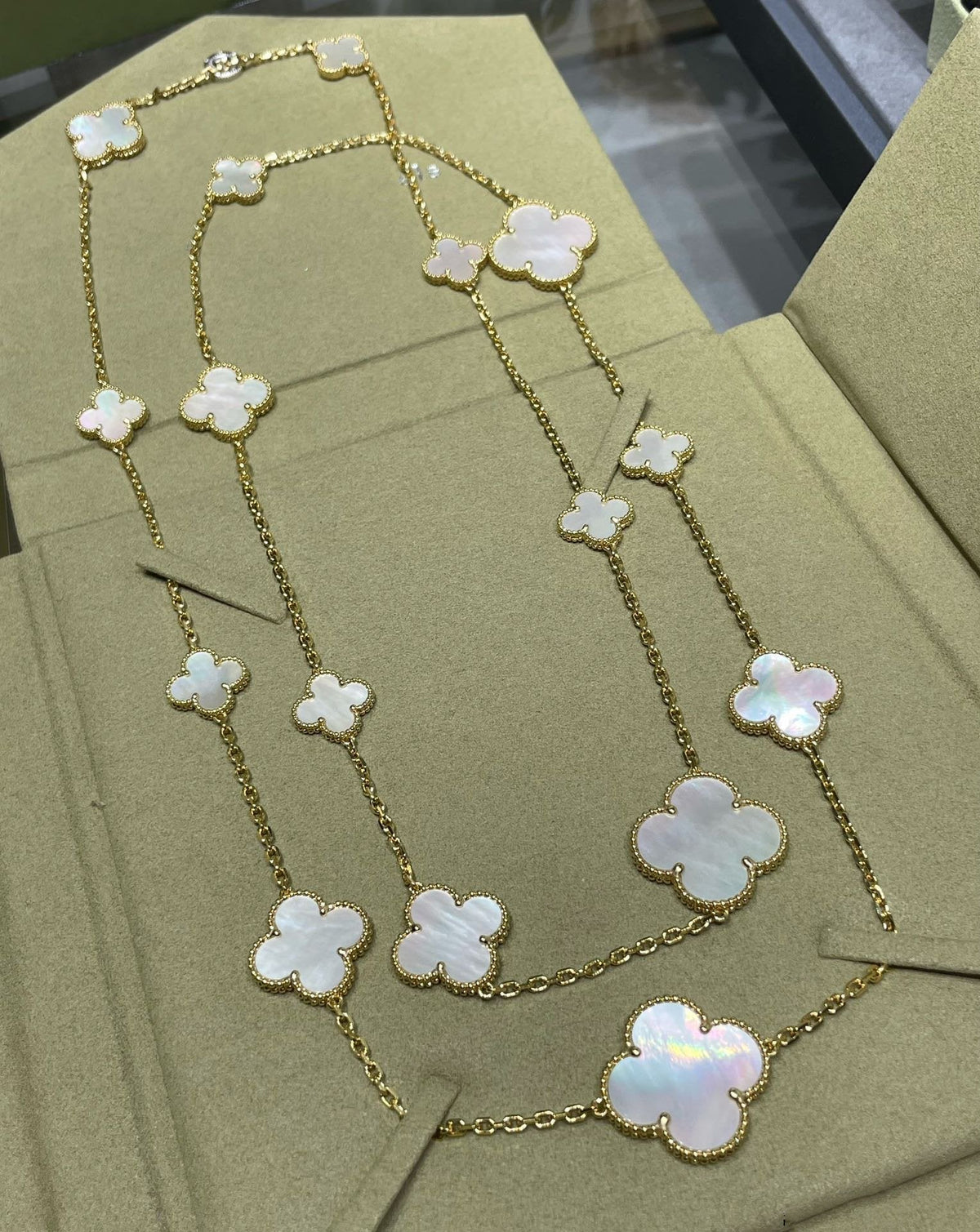 [Riva Jewelry ]CLOVER 16 MOTIF WHITE MOP GOLD NECKLACE