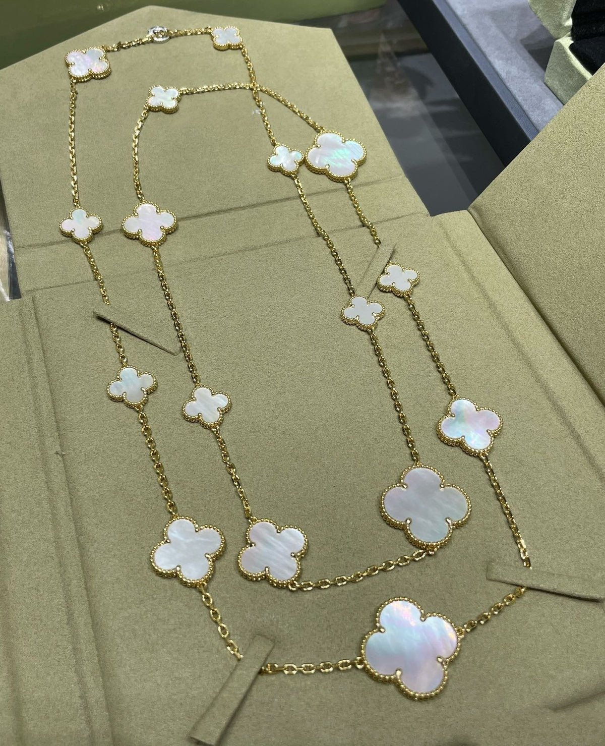 [Riva Jewelry ]CLOVER 16 MOTIF WHITE MOP GOLD NECKLACE
