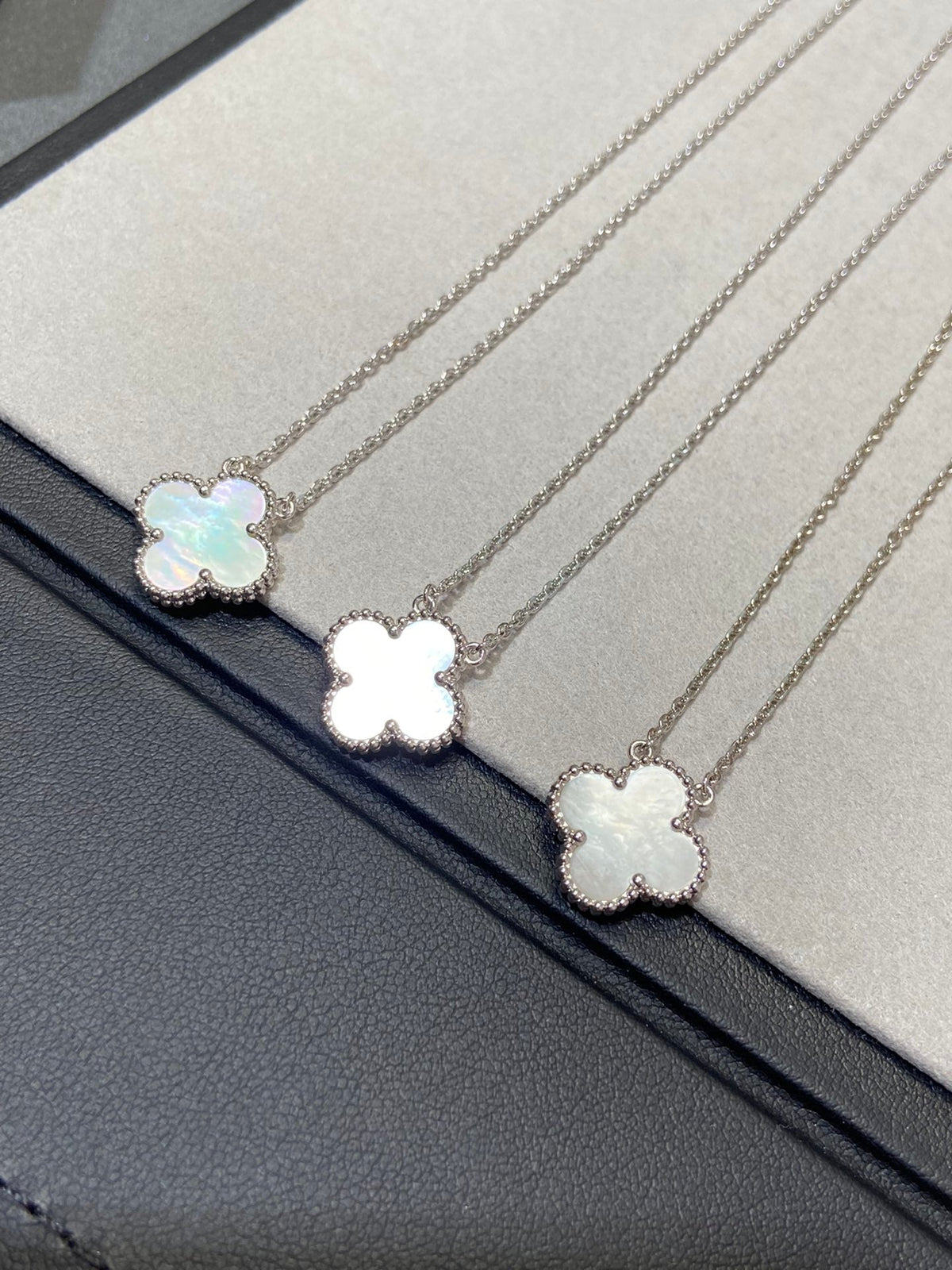 [Riva Jewelry ]CLOVER MEDIUM SILVER WHITE MOP NECKLACE