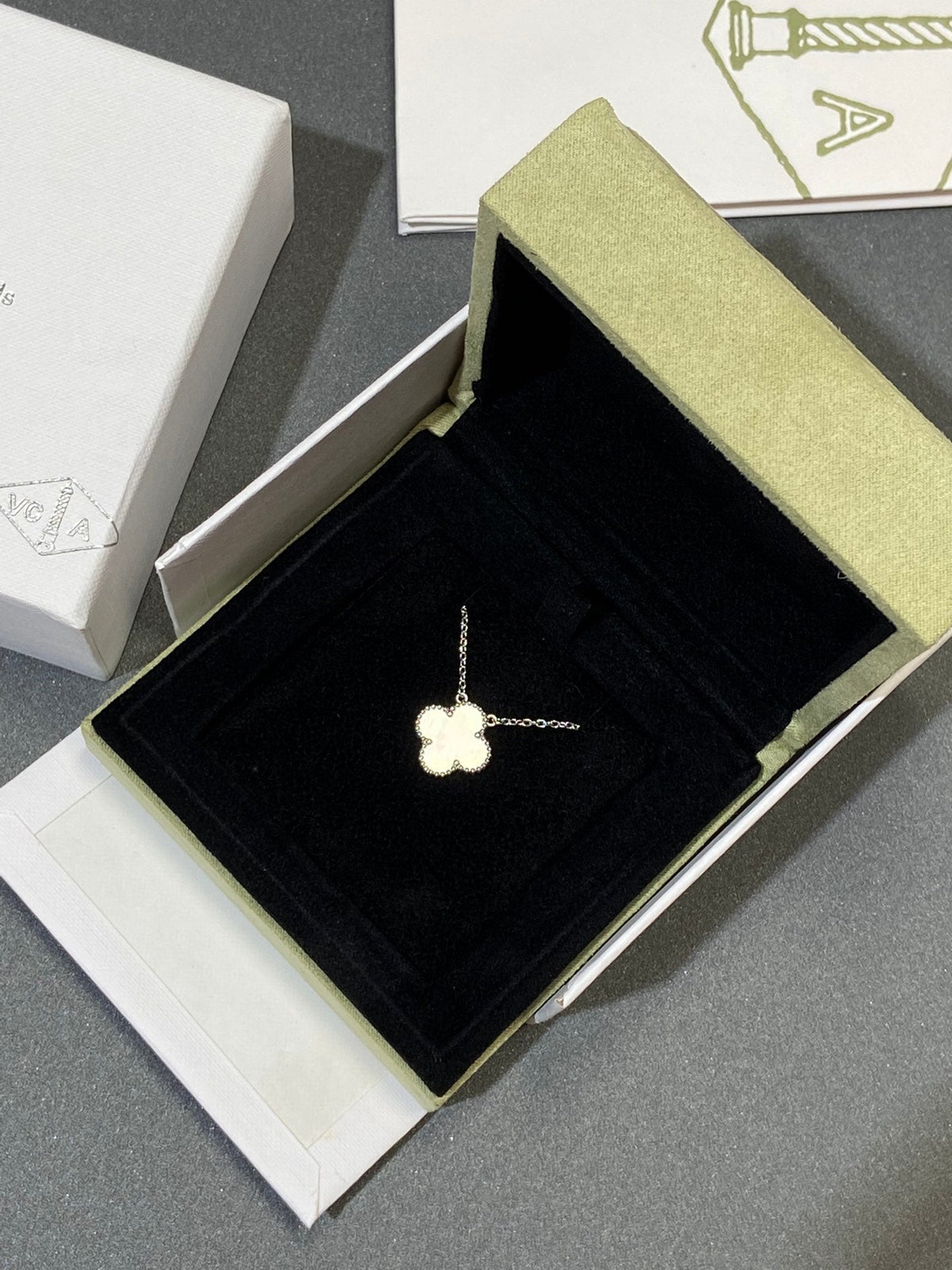 [Riva Jewelry ]CLOVER MEDIUM SILVER WHITE MOP NECKLACE