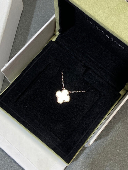 [Riva Jewelry ]CLOVER MEDIUM SILVER WHITE MOP NECKLACE