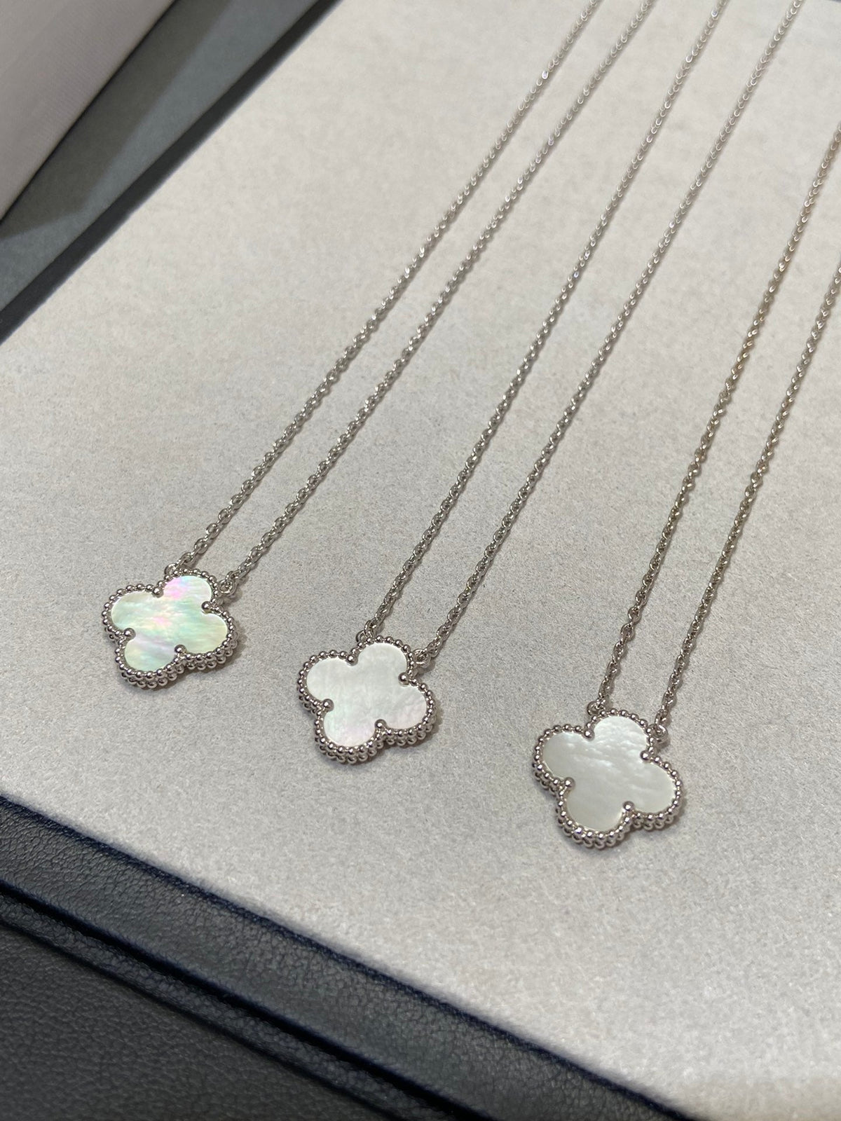 [Riva Jewelry ]CLOVER MEDIUM SILVER WHITE MOP NECKLACE