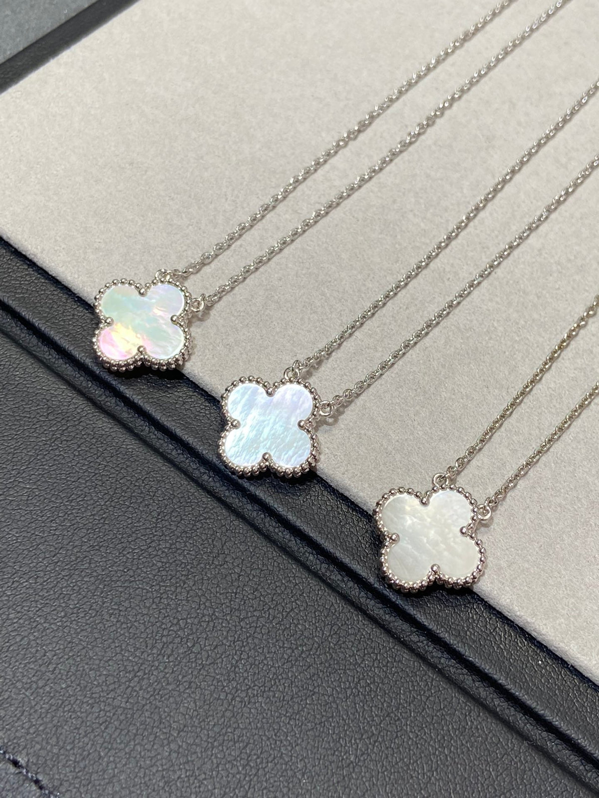 [Riva Jewelry ]CLOVER MEDIUM SILVER WHITE MOP NECKLACE
