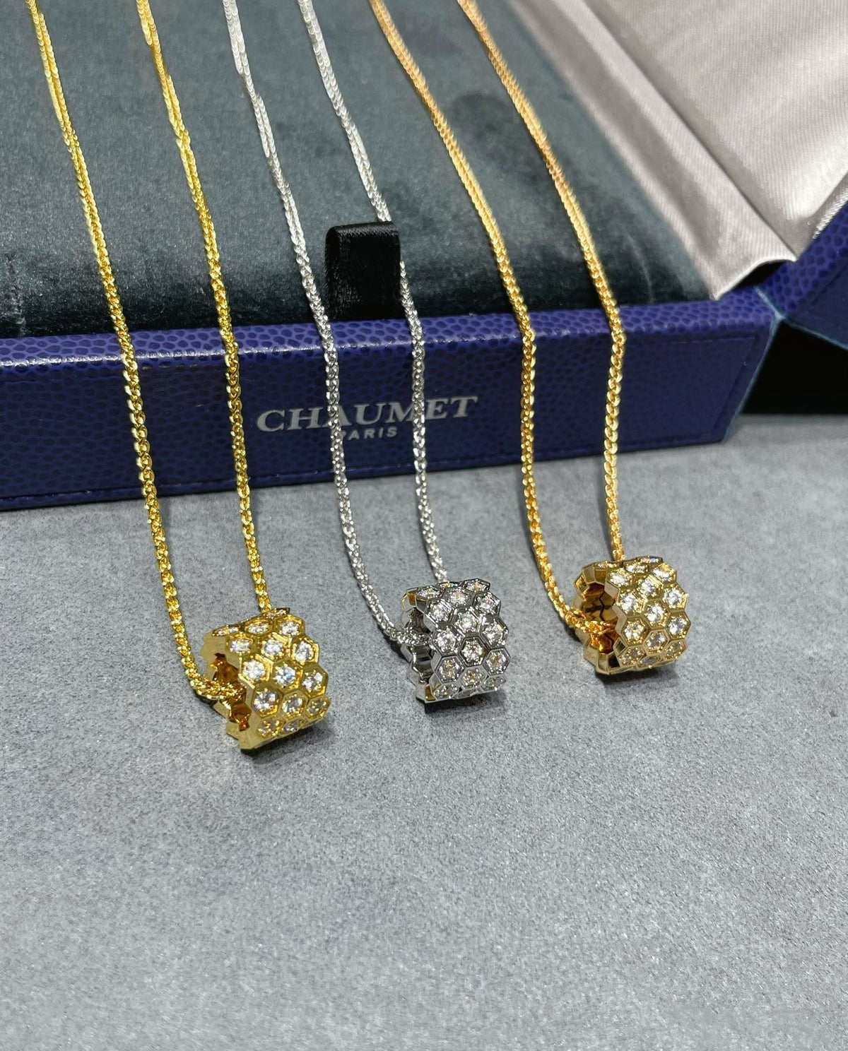 [Riva Jewelry ]BEE LOVE DIAMOND PAVED 3 ROW NECKLACE