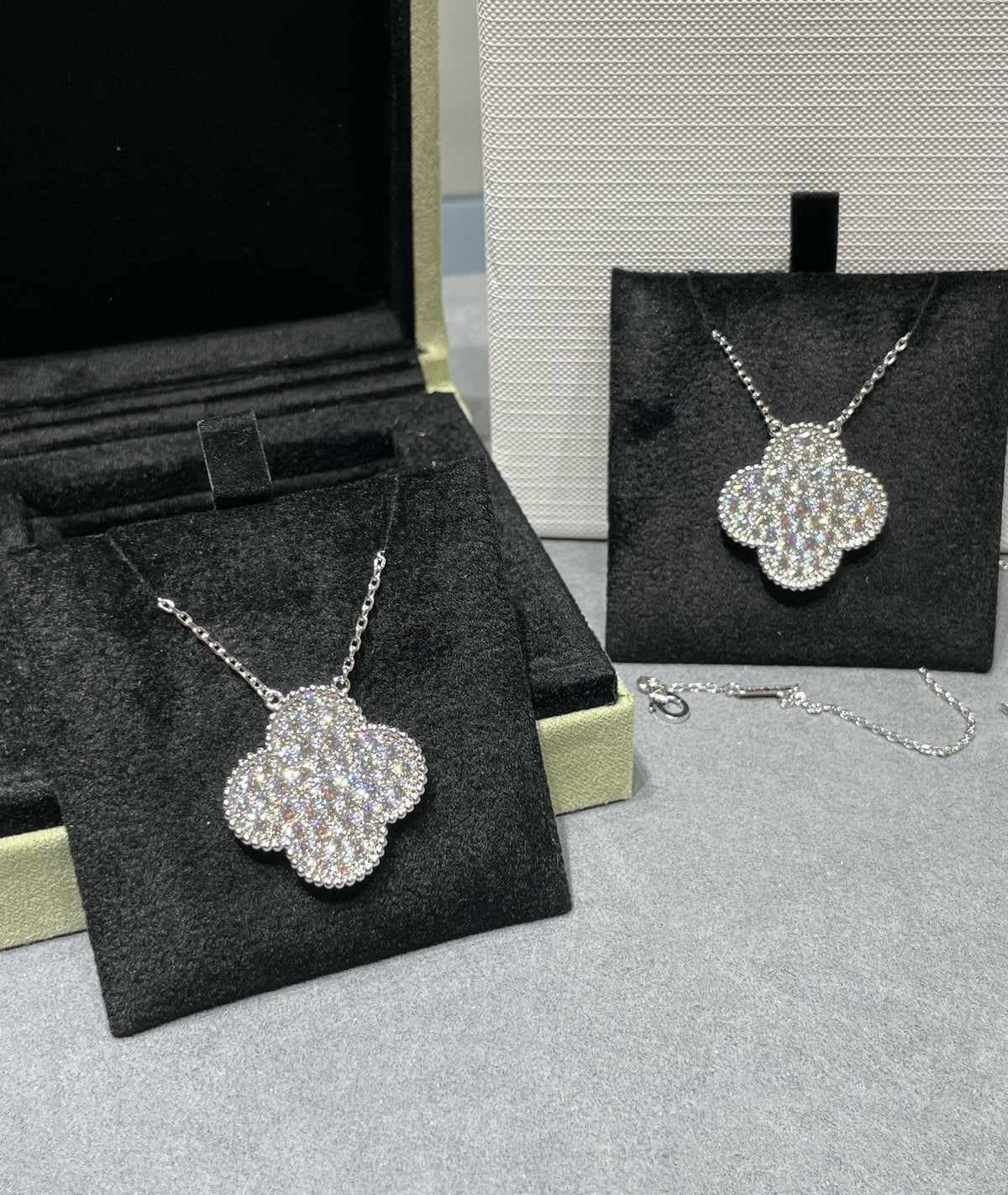 [Riva Jewelry ]CLOVER 25MM LARGE PENDANT DIAMOND PAVED SILVER NECKLACE