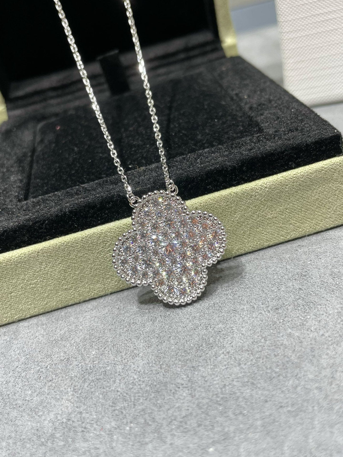 [Riva Jewelry ]CLOVER 25MM LARGE PENDANT DIAMOND PAVED SILVER NECKLACE
