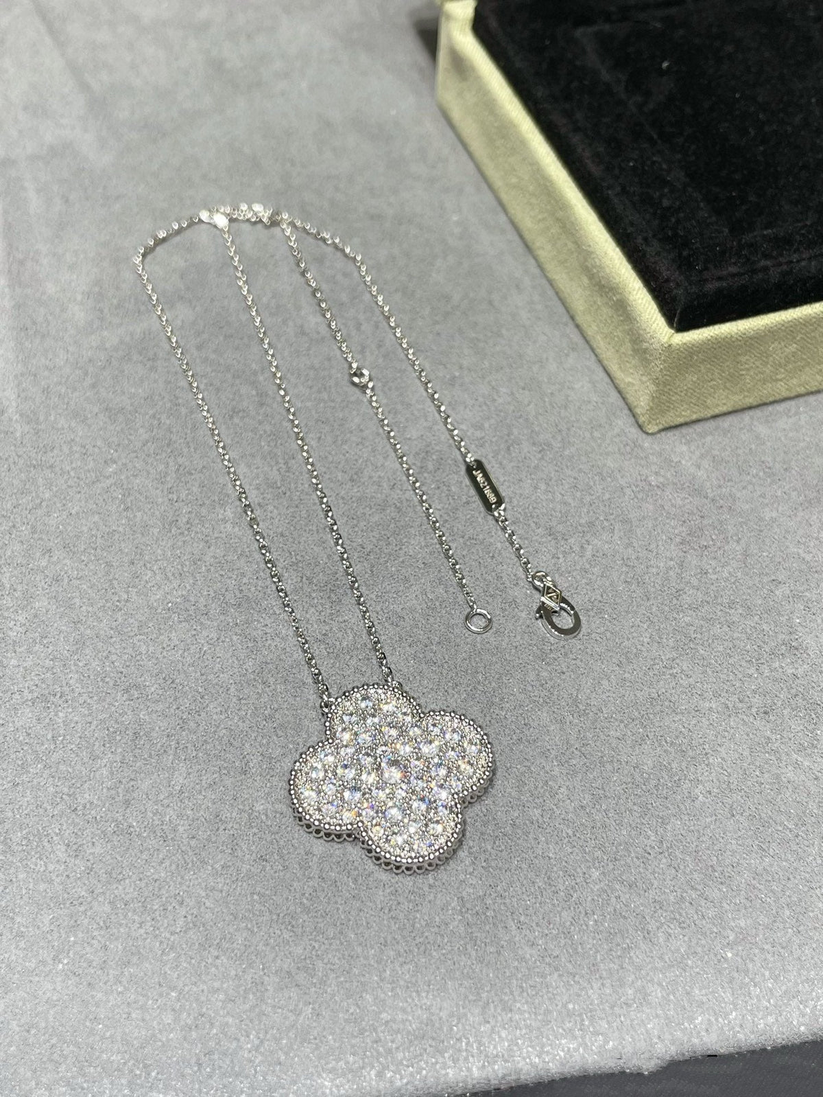 [Riva Jewelry ]CLOVER 25MM LARGE PENDANT DIAMOND PAVED SILVER NECKLACE