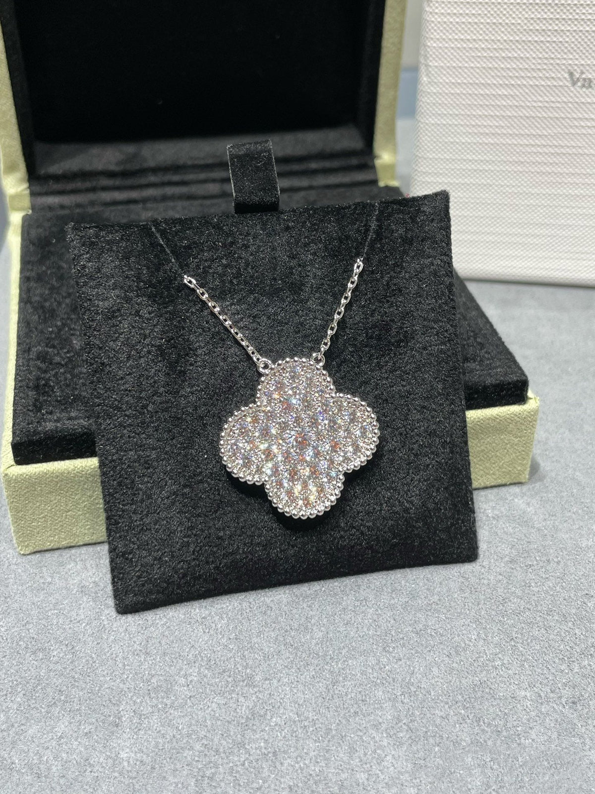 [Riva Jewelry ]CLOVER 25MM LARGE PENDANT DIAMOND PAVED SILVER NECKLACE
