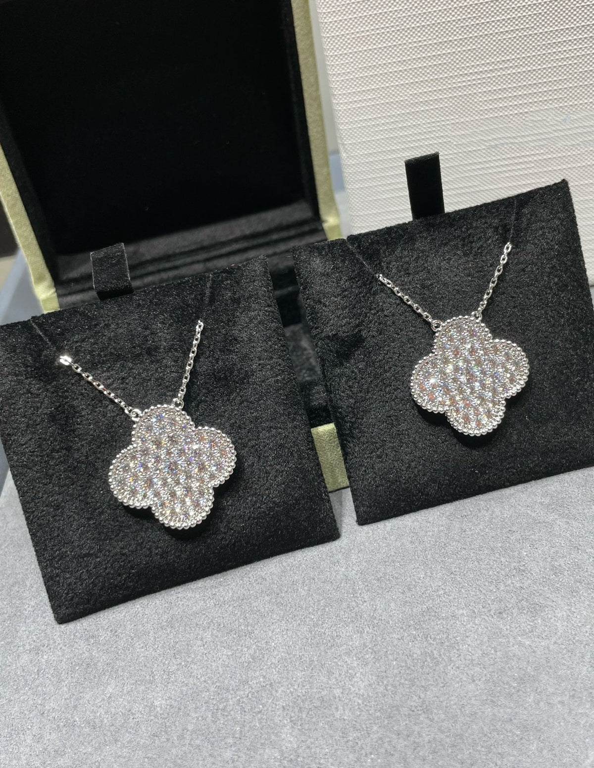 [Riva Jewelry ]CLOVER 25MM LARGE PENDANT DIAMOND PAVED SILVER NECKLACE