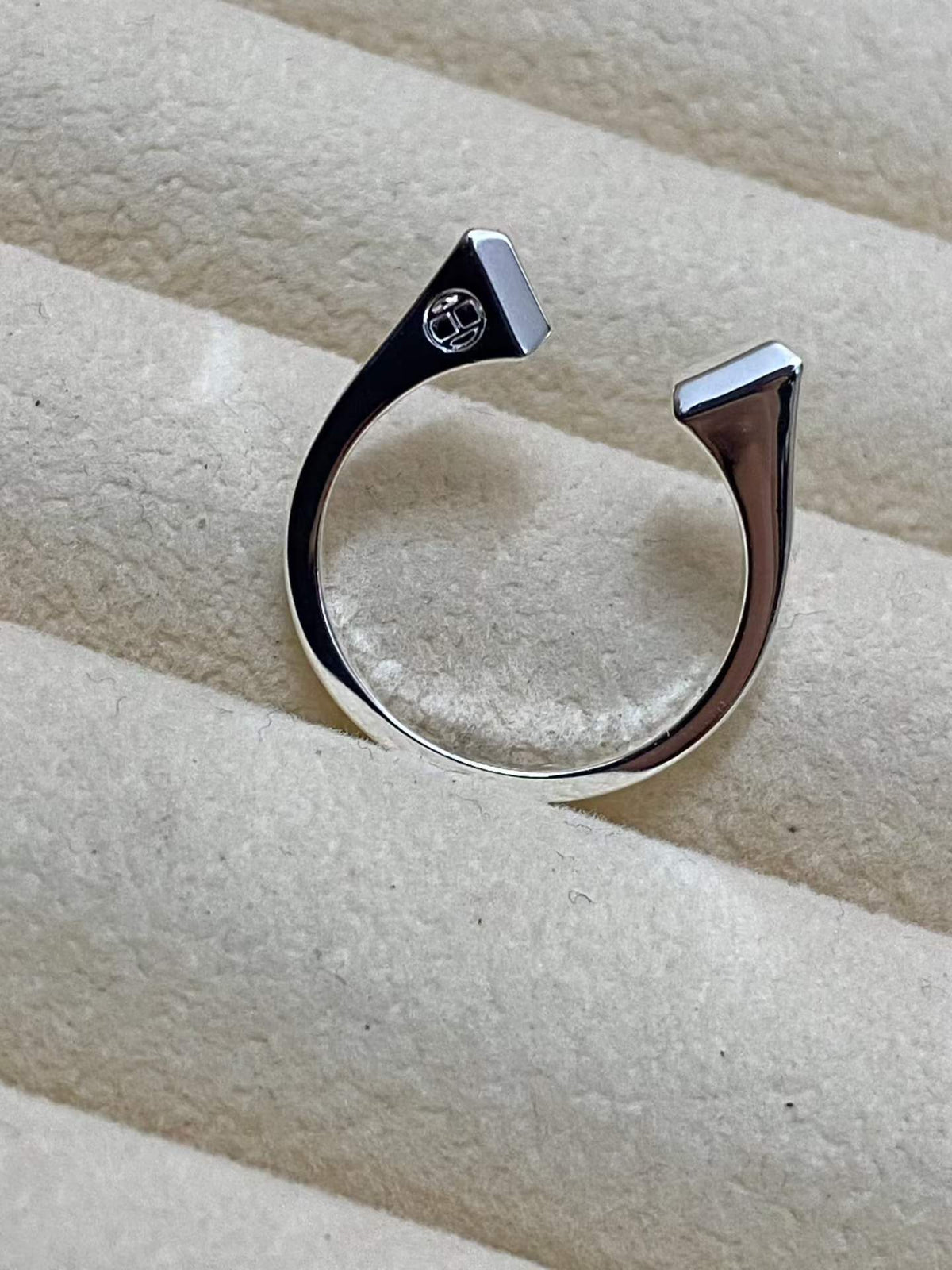[Riva Jewelry]THE CONE RIVET RING IS OPEN AND ONE SIZE FITS ALL