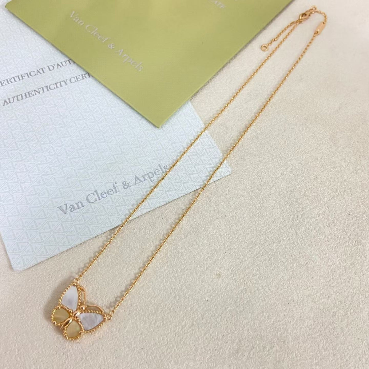 [Riva Jewelry]NEW ROSE GOLD WHITE MOTHER OF PEARL BUTTERFLY NECKLACE
