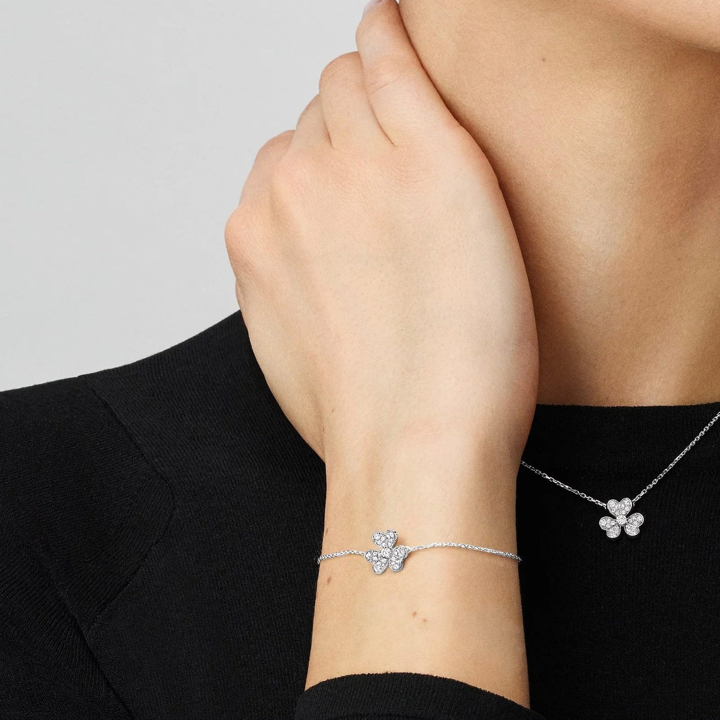 [Riva Jewelry]LUMINOUS BLOSSOM CHARM-ARMBAND MIT EINZELNEM MOTIV